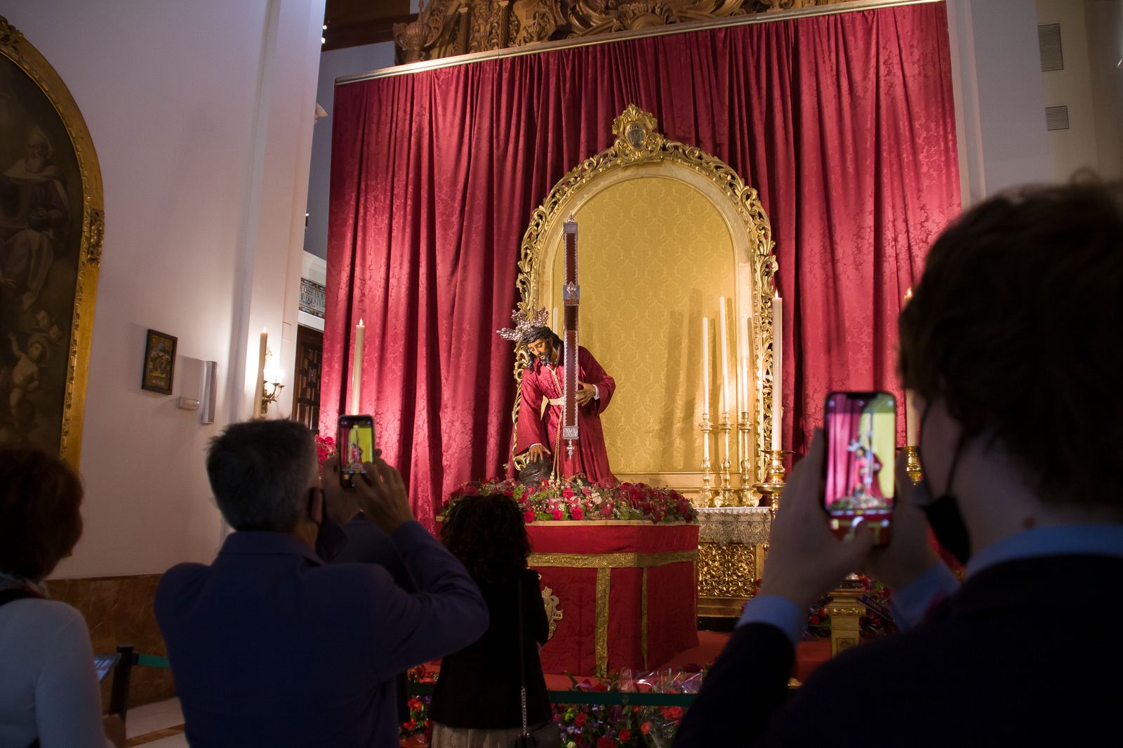 La Esperanza de Triana amanece vestida de blanco para la Pascua de Resurrección