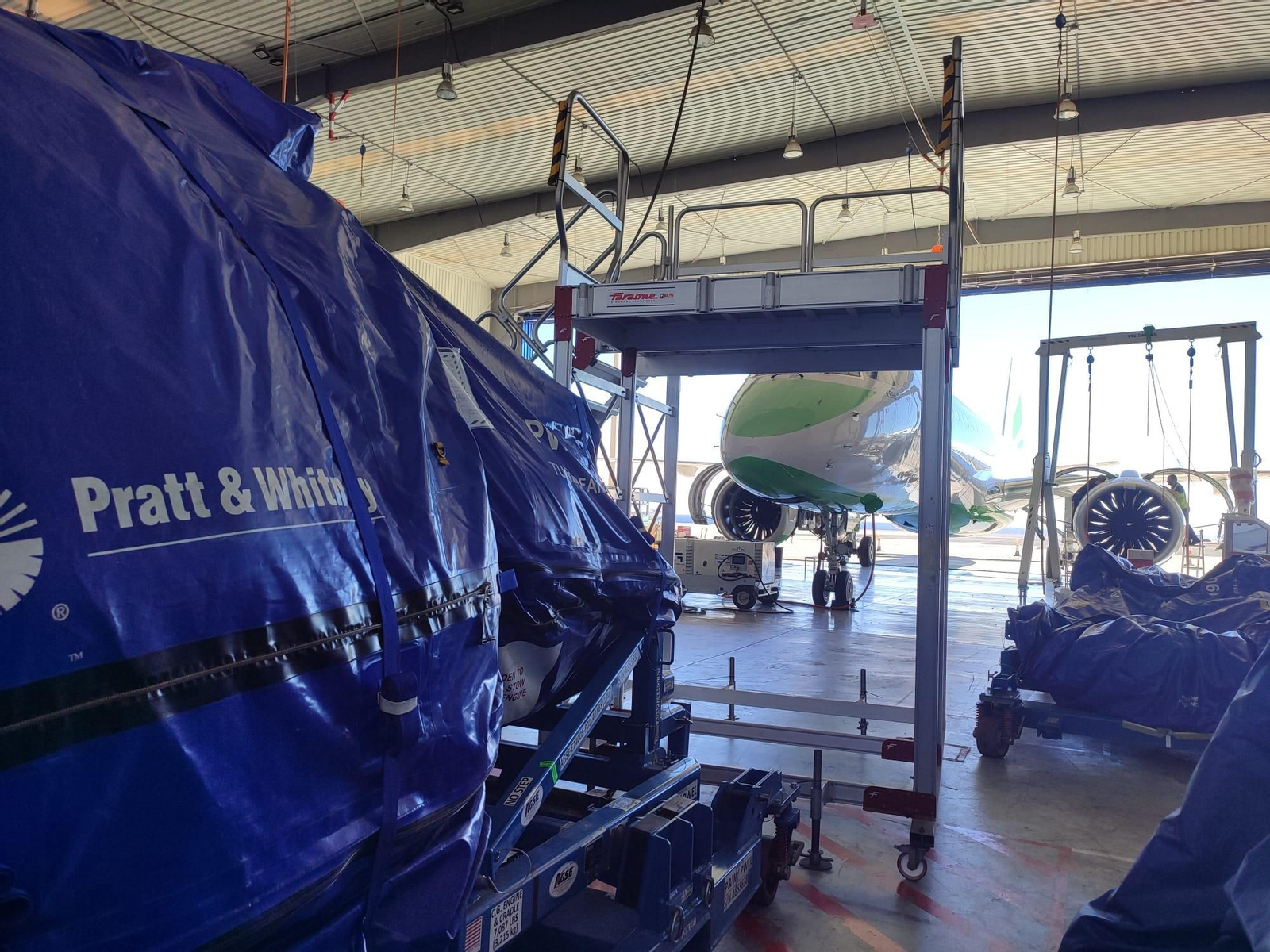 Un paseo en imágenes por el hangar de Binter, donde se revisan los aviones que vuelan a Córdoba