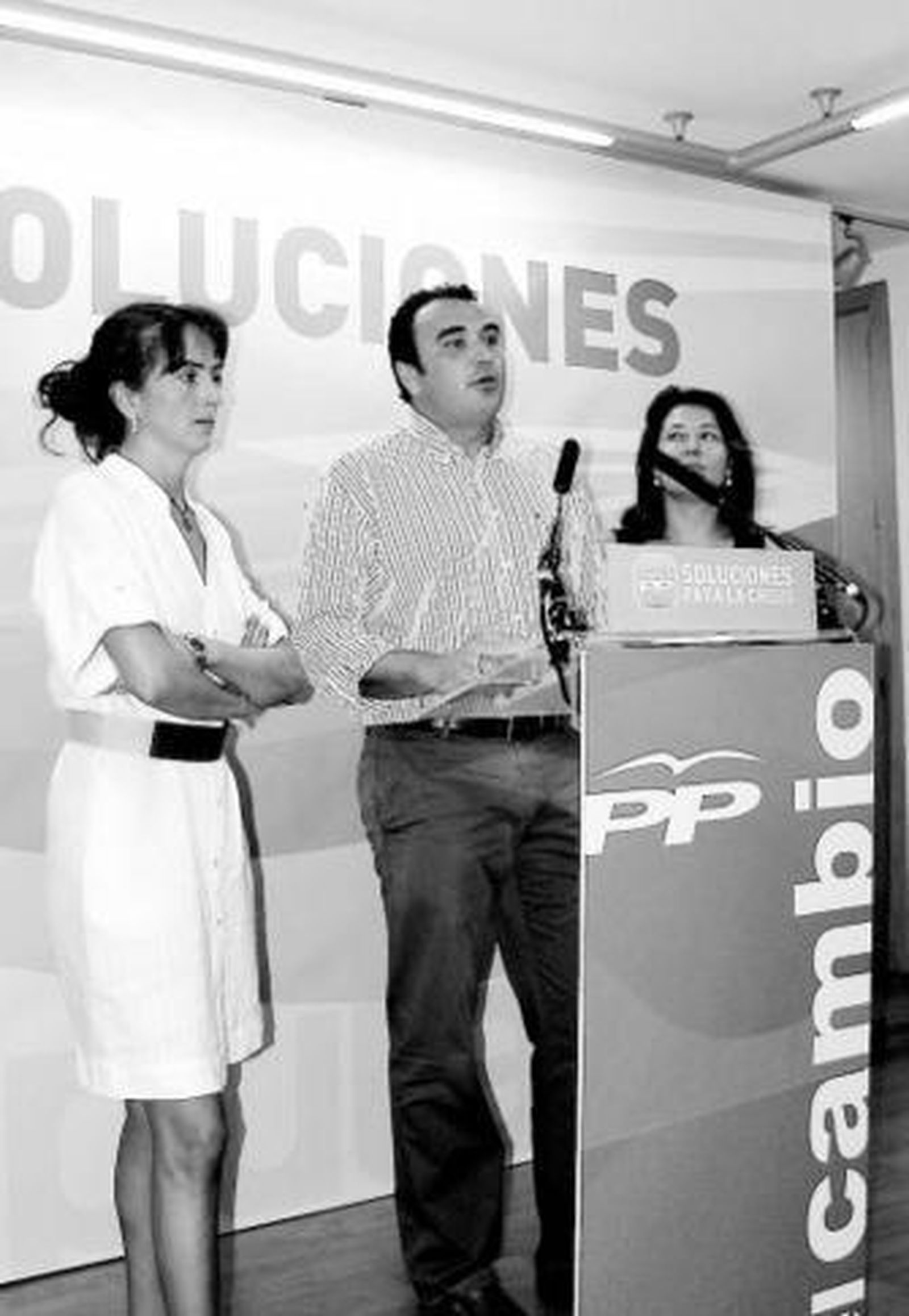 Aránzazu Martín, José Cara y Carmen Crespo, en la sede del PP.