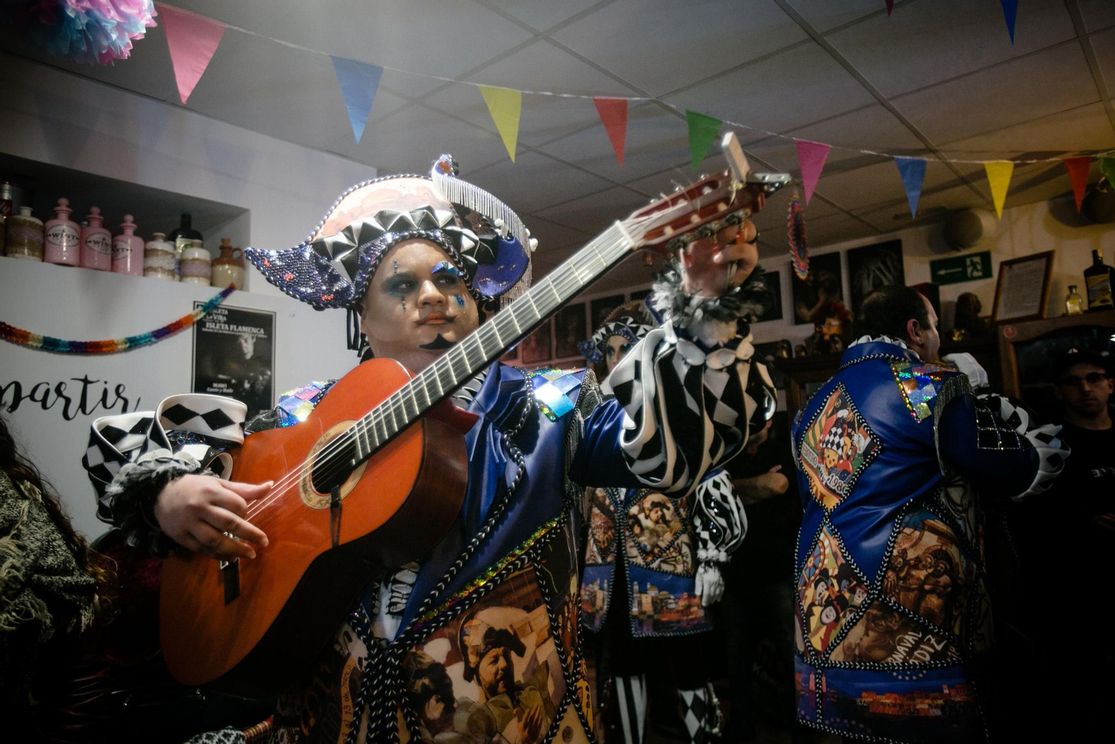 La comparsa de Juan Carlos Aragón "la gaditaníssima", preparándose para su actuación en el Falla.