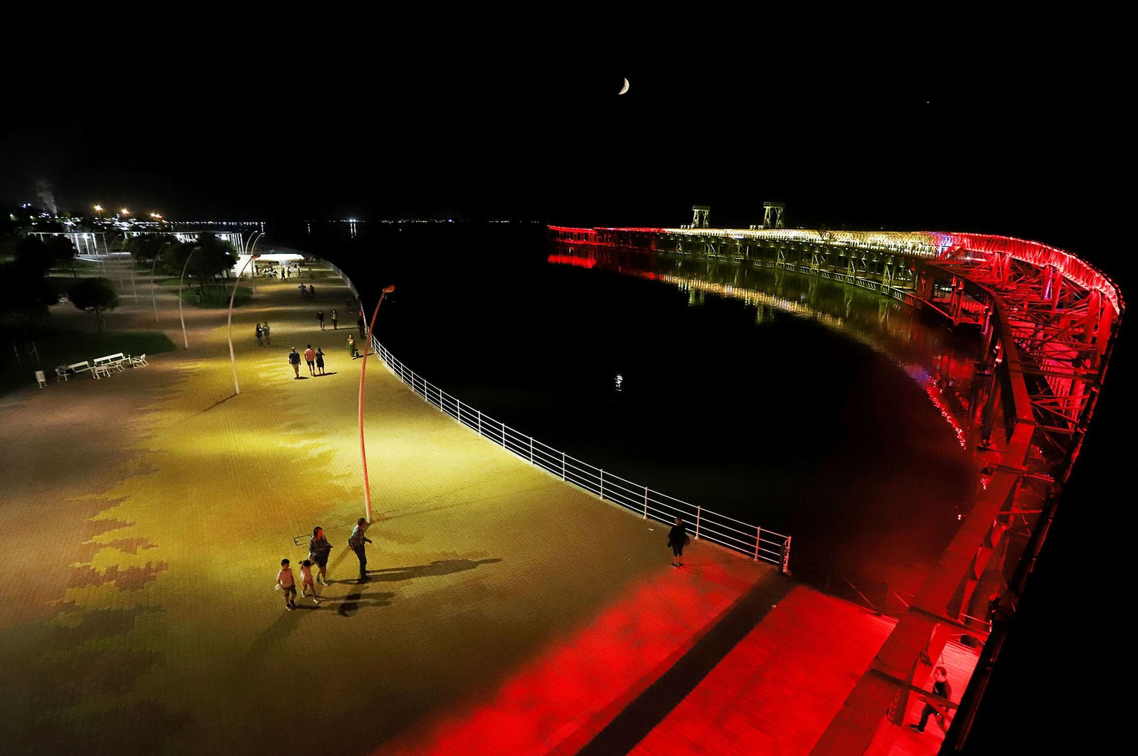 El muelle de mineral de la compañía Riotinto se engalana con los colores de España para celebrar el día de la Hispanidad, en imágenes