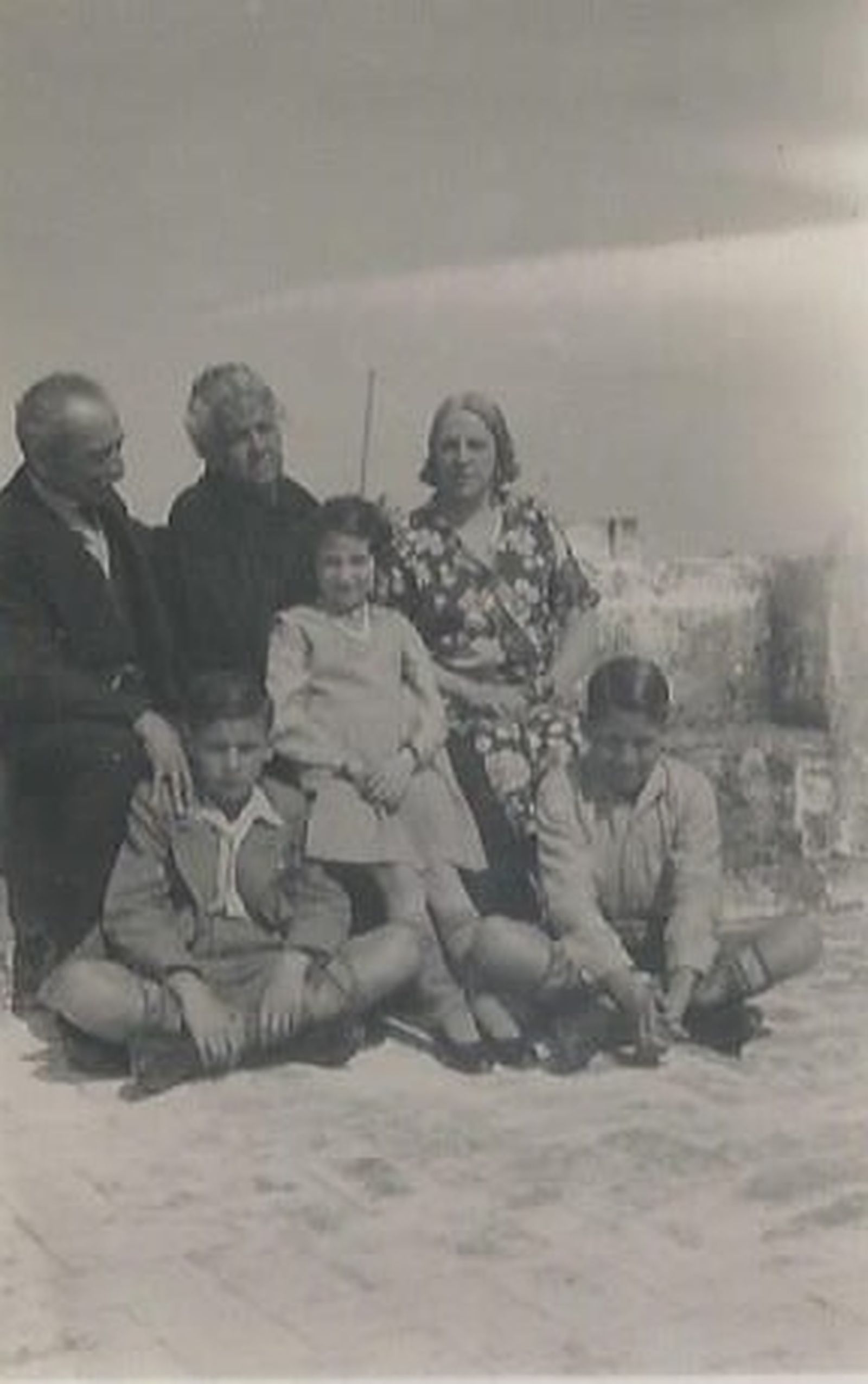 Suegros e hijos del político.