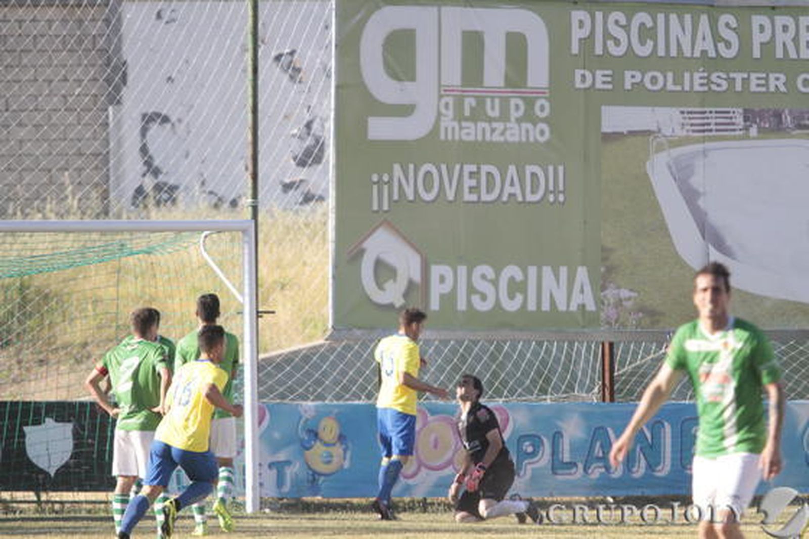 Perico, que regresó tras una larga inactividad, habla con el meta del Cacereño. 

Foto: LOF