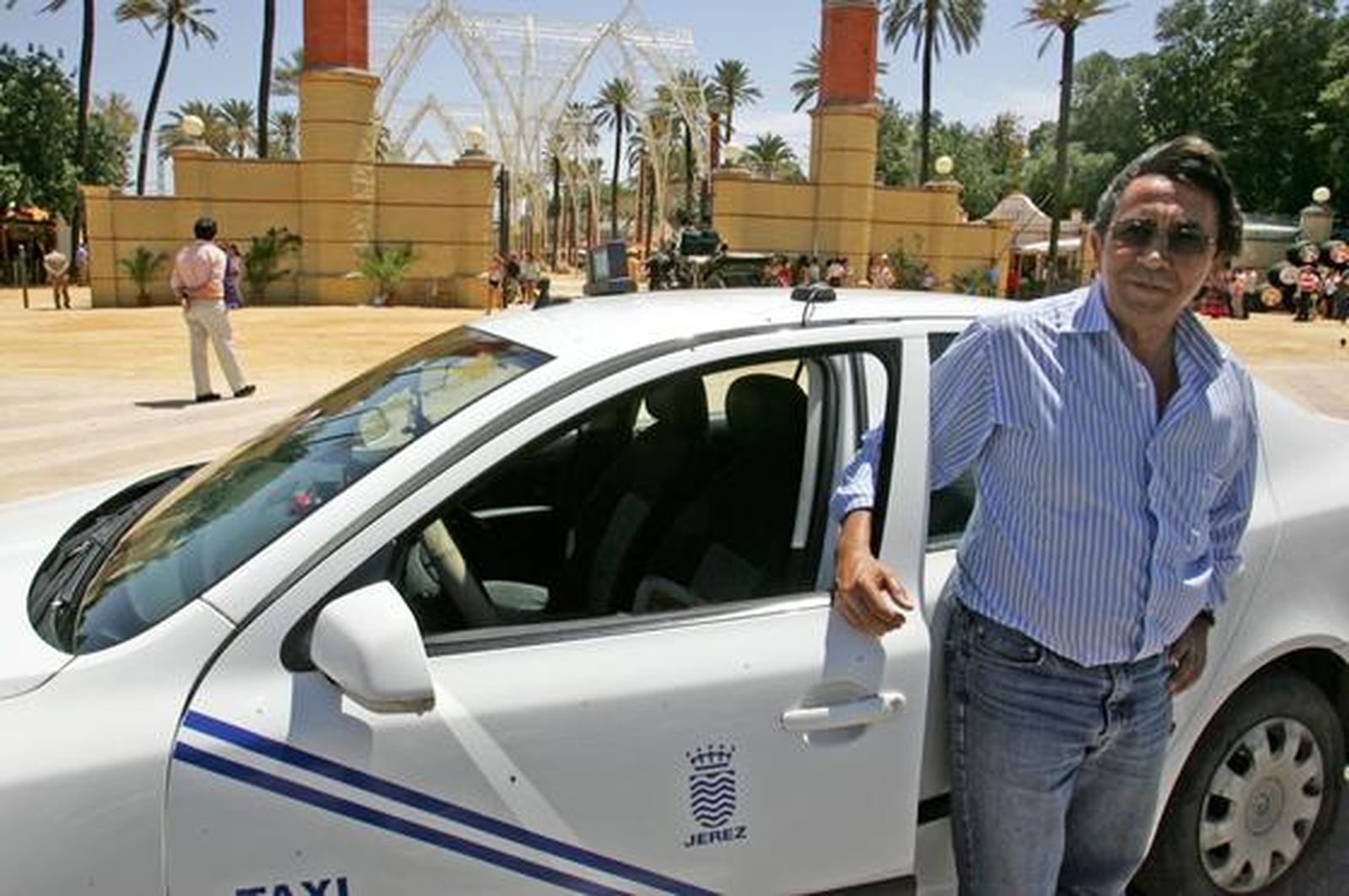 Curro de Joaquina, junto a su taxi, en la entrada del González Hontoria.  

Foto: Pascual