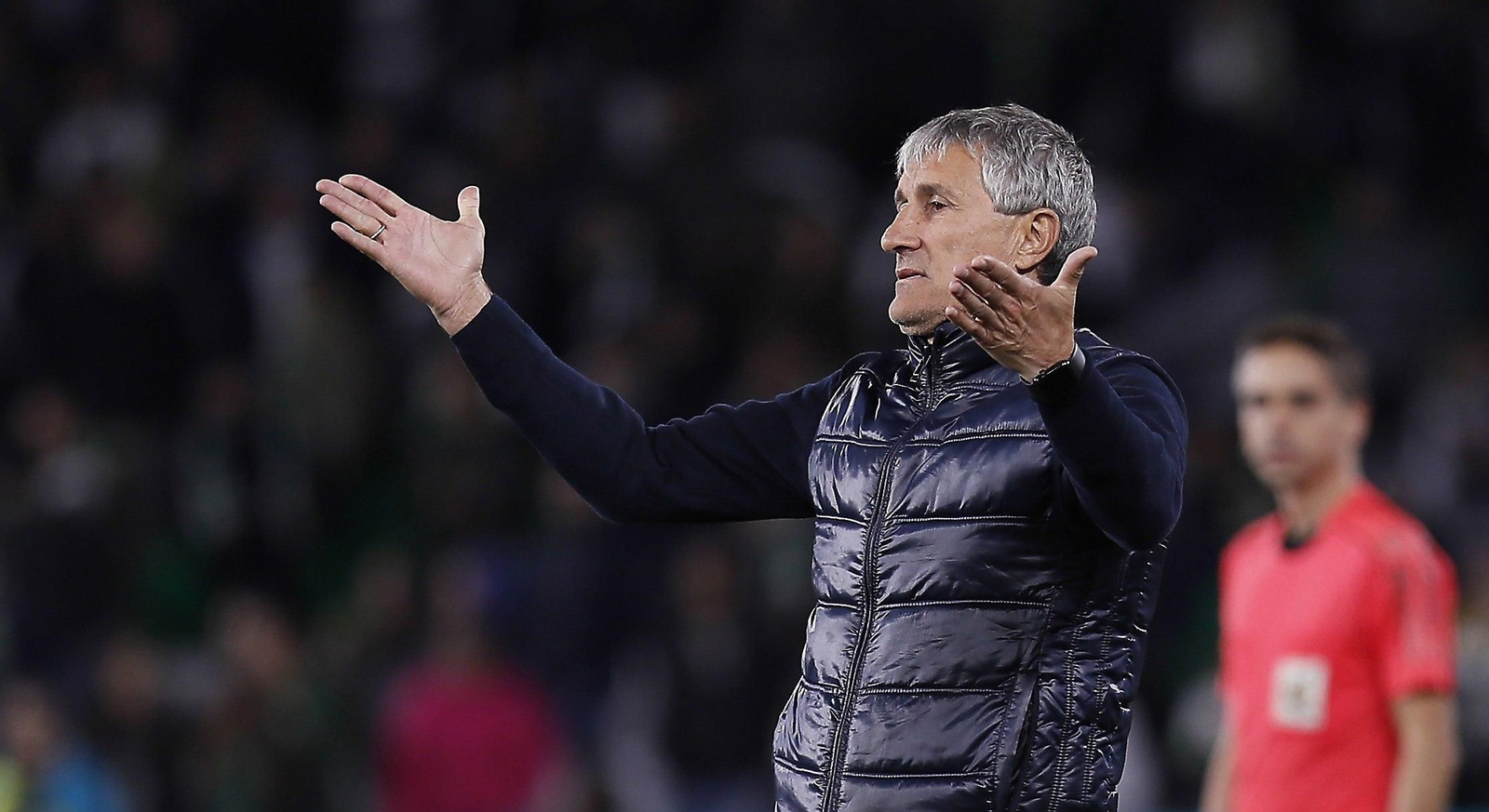 Quique Setién gesticula con los brazos abiertos.