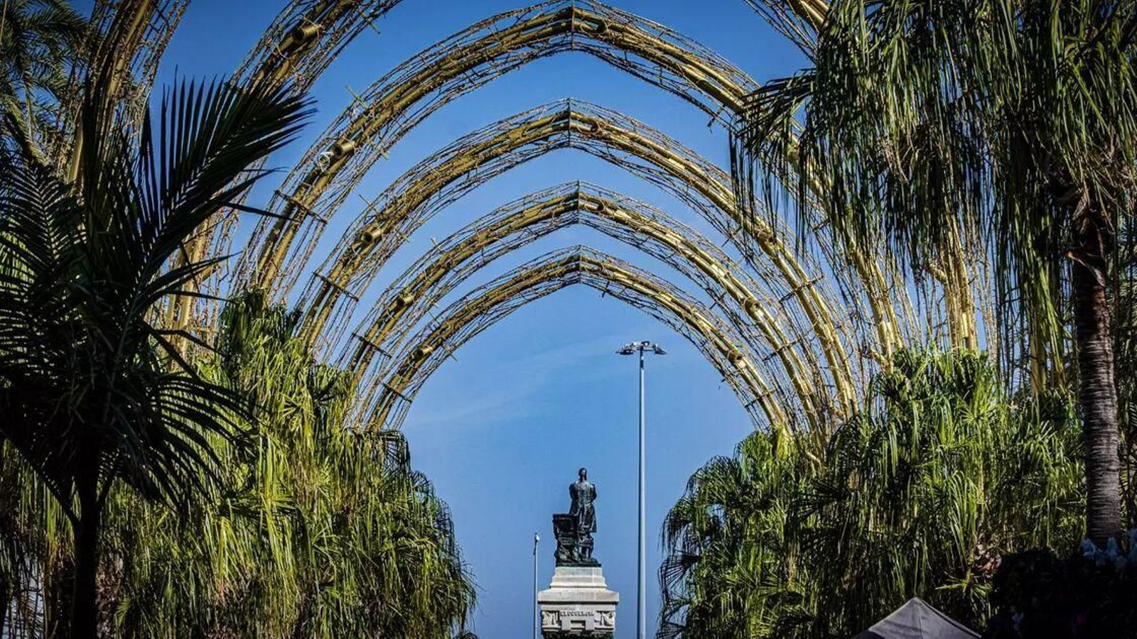 Preparativo de las luces de Navidad en Cádiz.