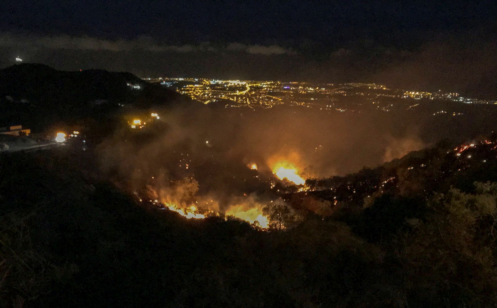 El fuego desatado de madrugada en Cazadores, en Gran Canaria