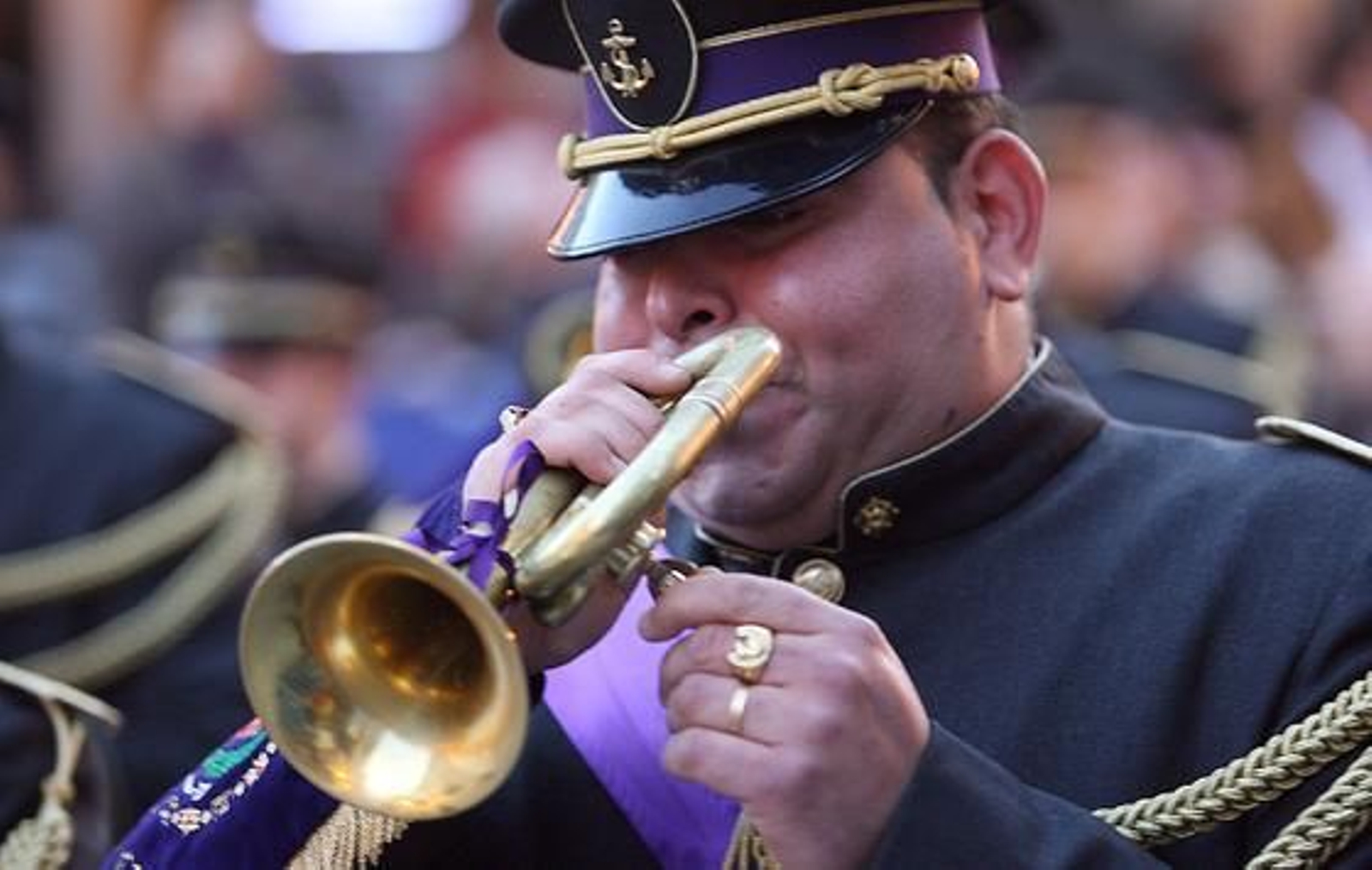 La ciudad se echó a la calle para acompañar a los pasos. Fotos: Espínola / Begoña Mora