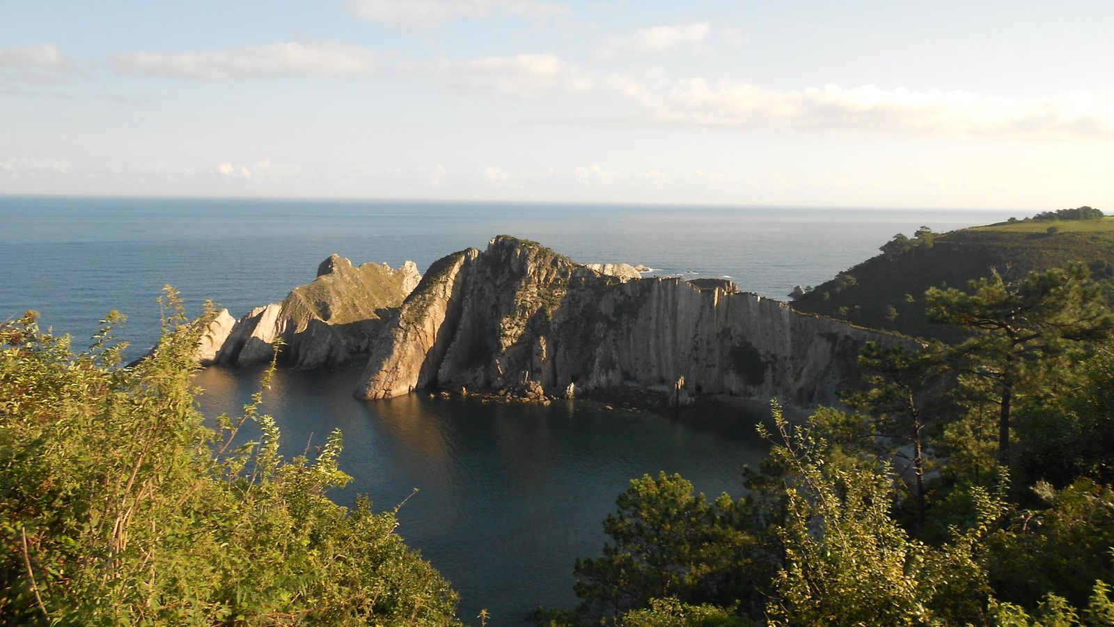 Playa del Silencio (Asturias): merece la pena desviarse un poco del camino para verla.