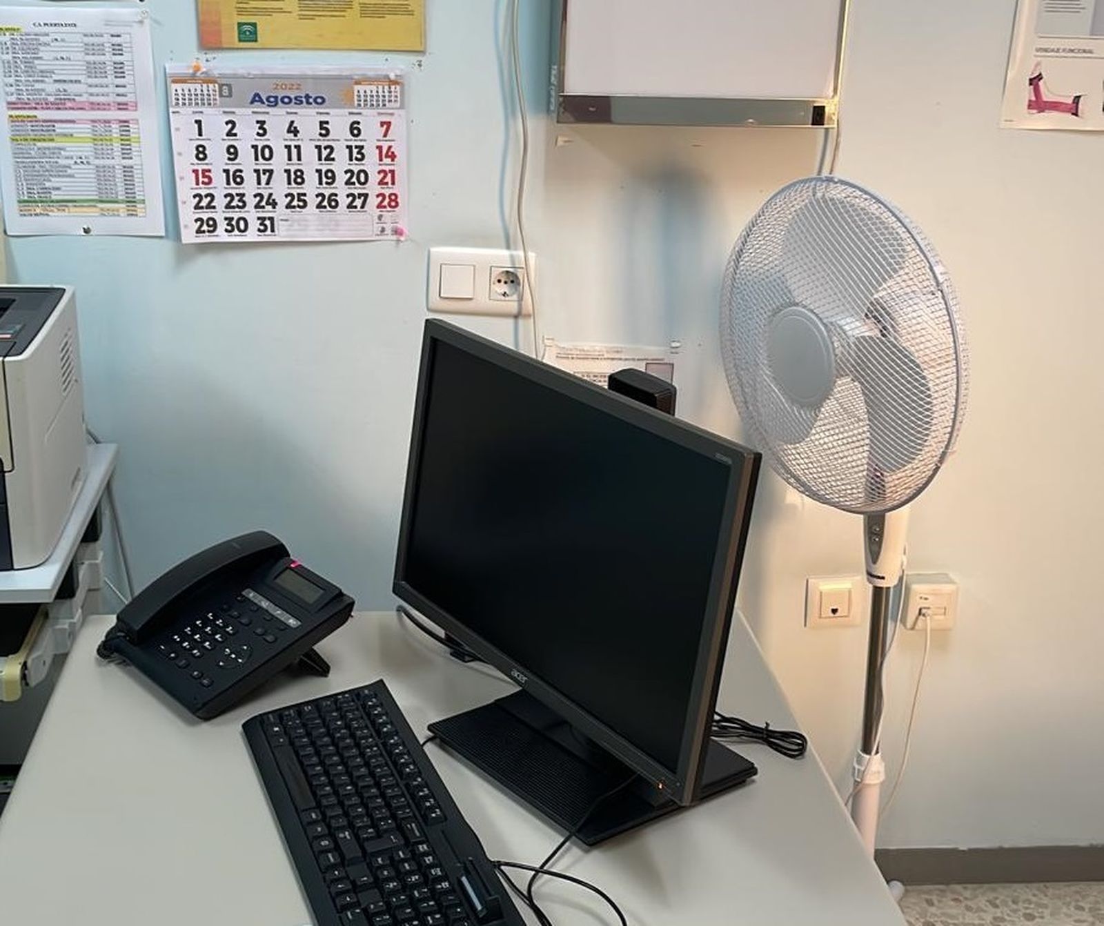 Una consulta de Medicina de Familia en el centro de salud de Puerta Este, con un ventilador.