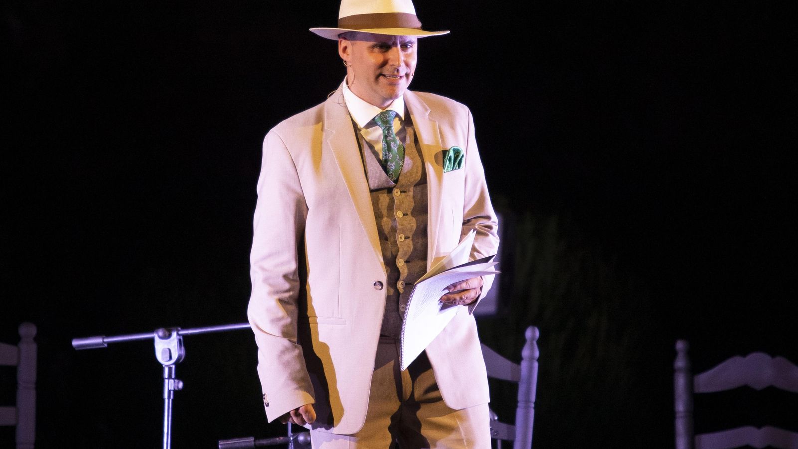 Juan Pinilla, elegantemente vestido al estilo de la época, durante su presentación.