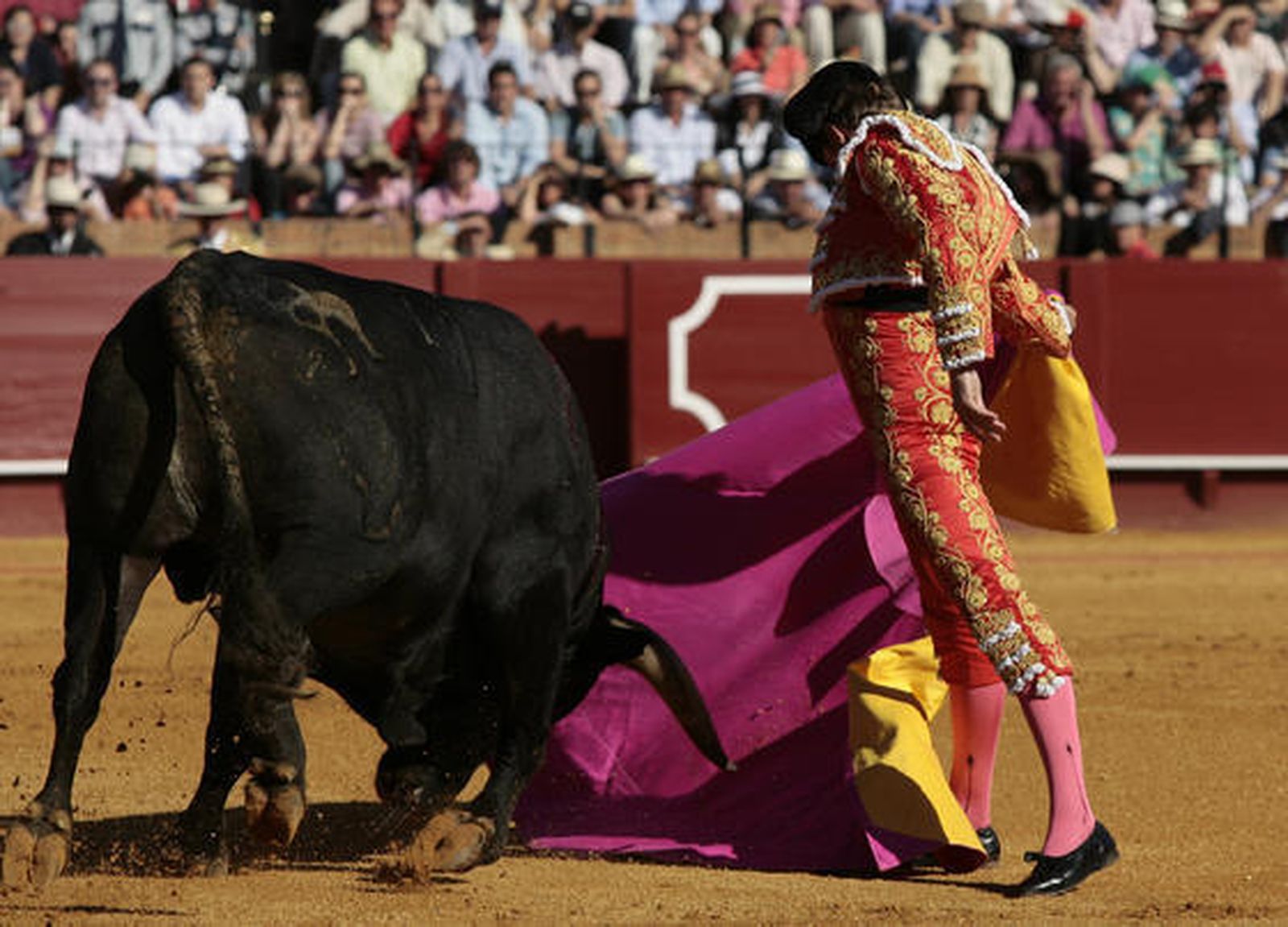 José Luis Moreno abre la última tarde de Feria en la Maestranza.  Foto: Juan Carlos Muñoz