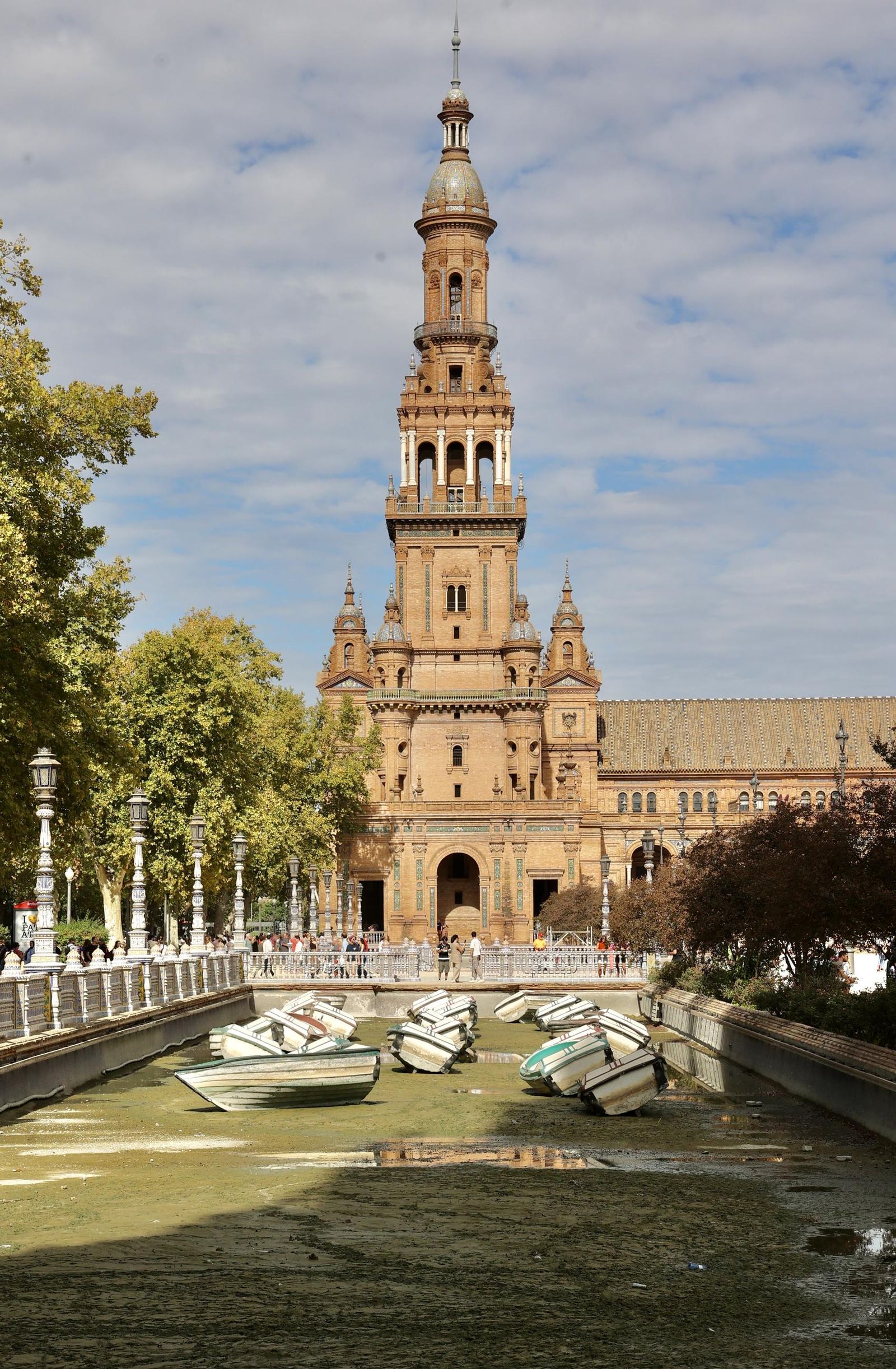 Vaciado de la ría de la Plaza de España para su liemza y restauración