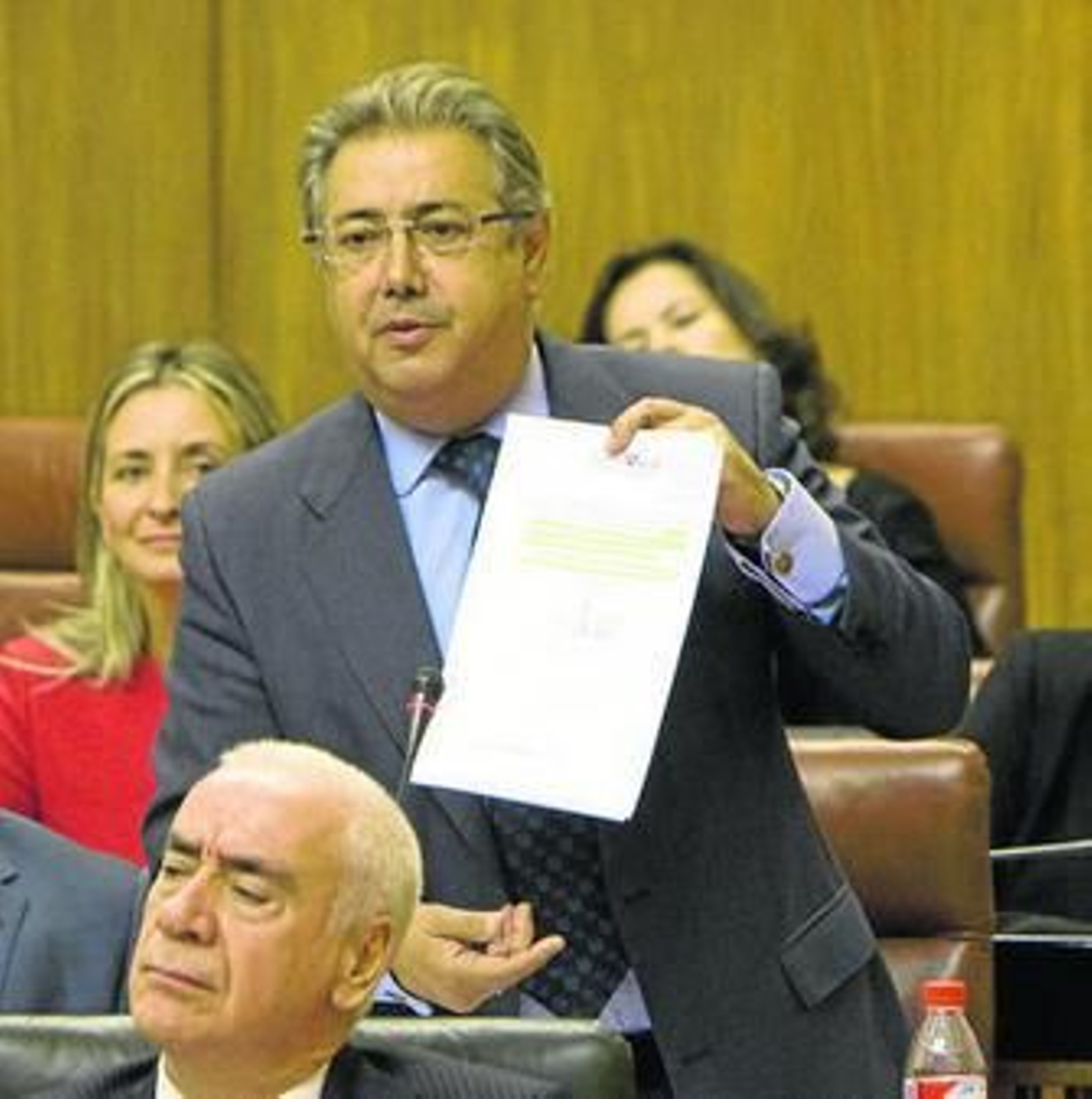 El presidente del PP-A, Juan Ignacio Zoido, en el Parlamento. Delante, el consejero Luciano Alonso. El presidente del PP-A, Juan Ignacio Zoido, en el Parlamento. Delante, el consejero Luciano Alonso.