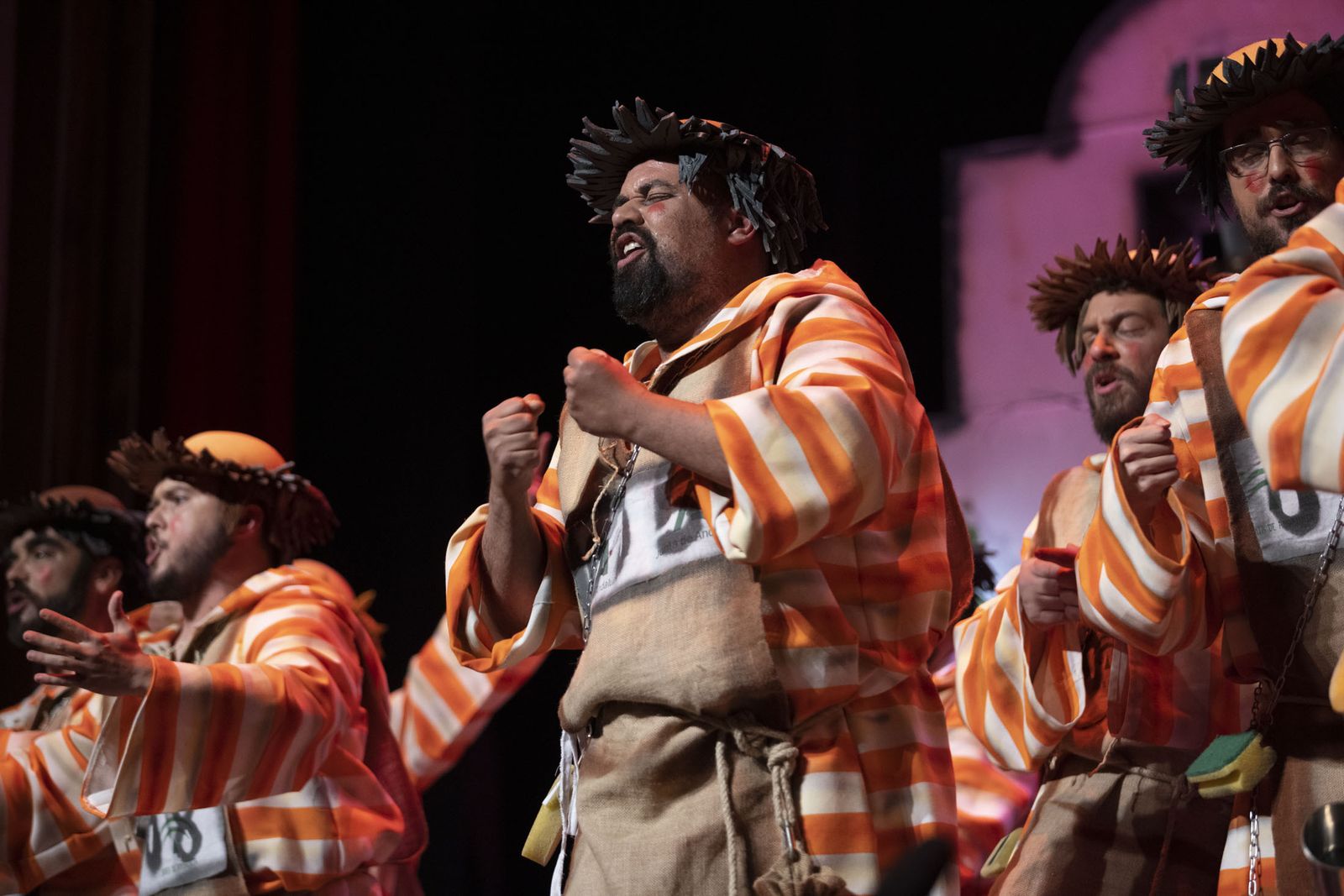 Imágenes de la actuación de la murga de Sanlúcar la Mayor 'El priorato de Don Simón' en el Carnaval Colombino