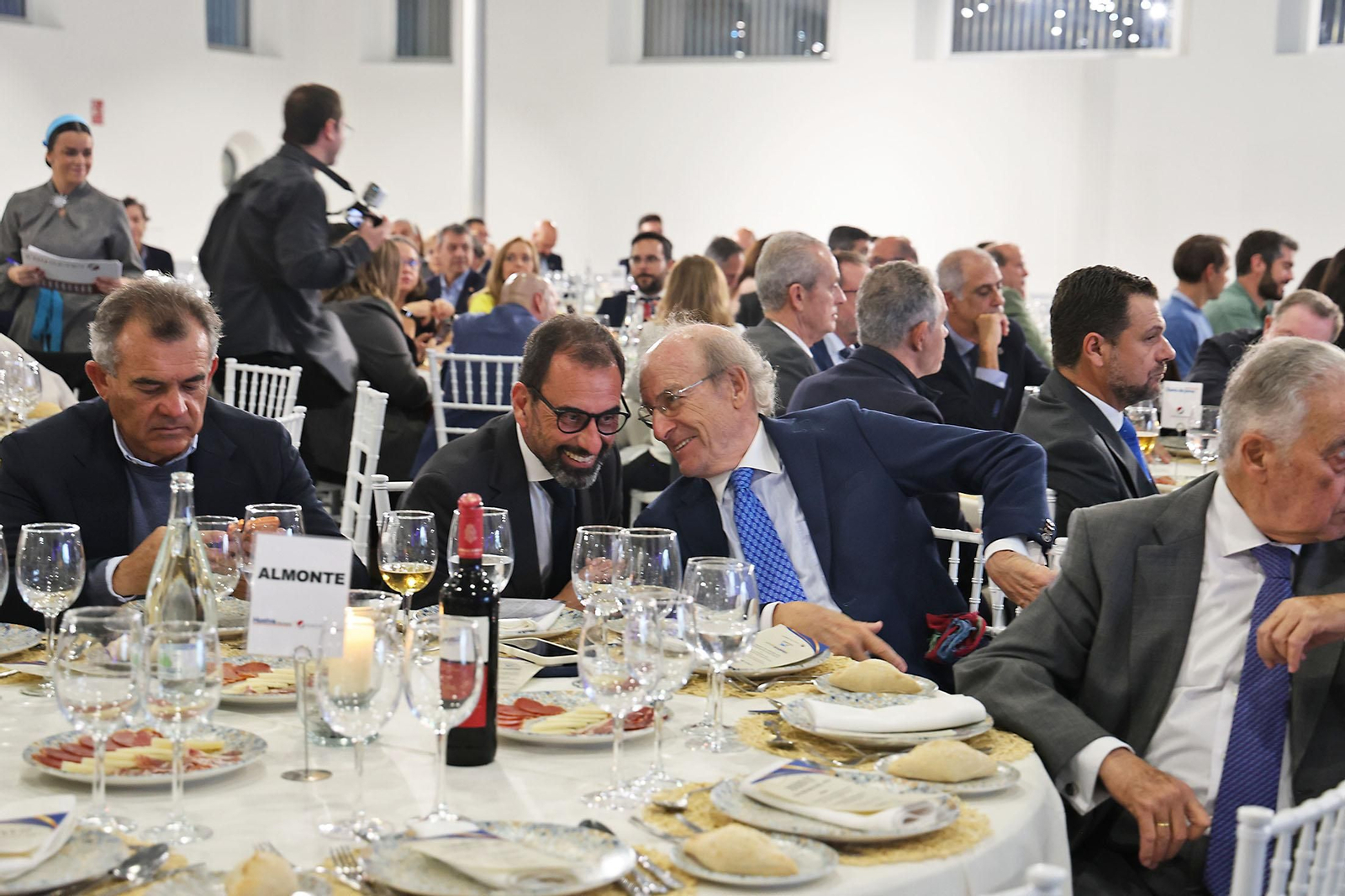 Imágenes de los invitados a la gala de los  37 premios Onubenses del Año