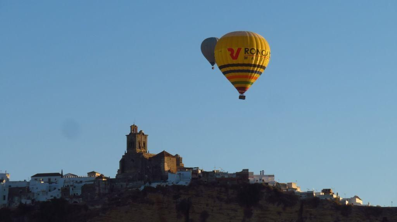 Globos aerostáticos sobrevuelan la Peña de Arcos.
