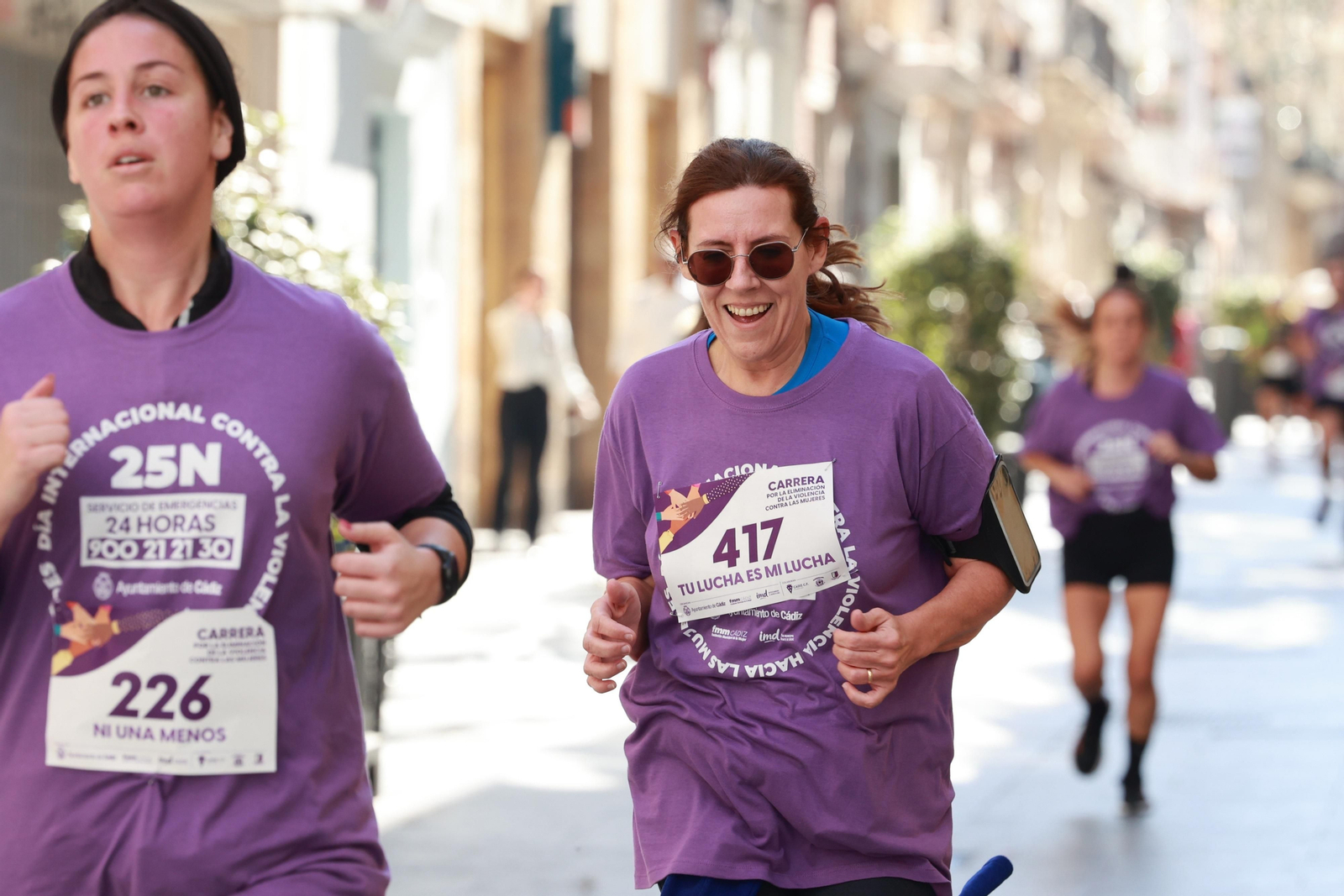 Todas las imágenes de la carrera contra la violencia de género en Cádiz