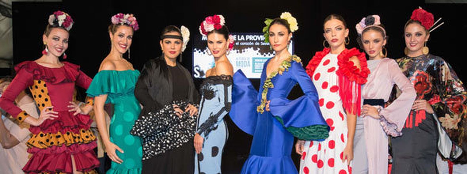 Diseñador Agustín Dorado con su creación.