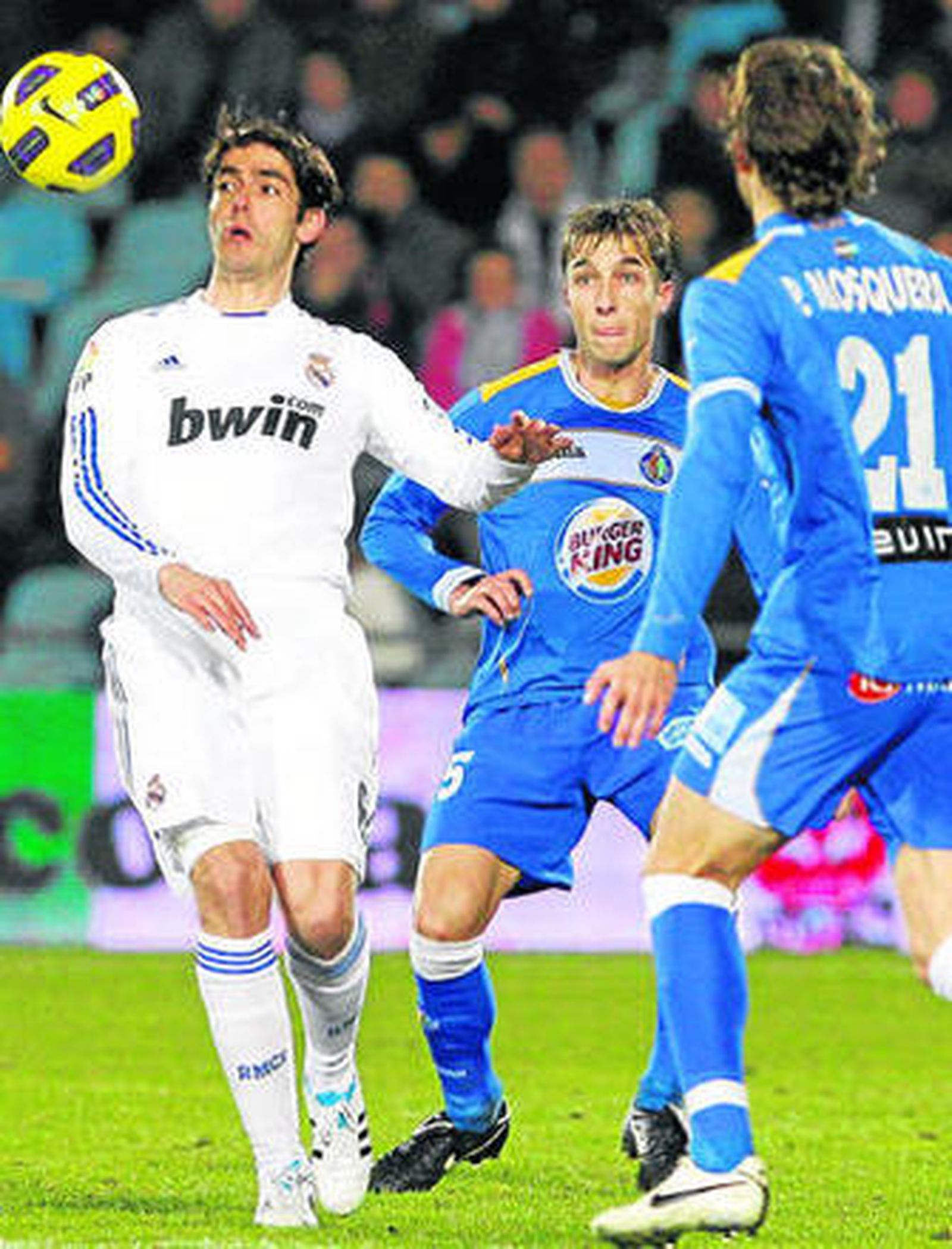 Kaká, que reapareció 240 días después, intenta controlar ante Rafa (c) y Mosquera (d).