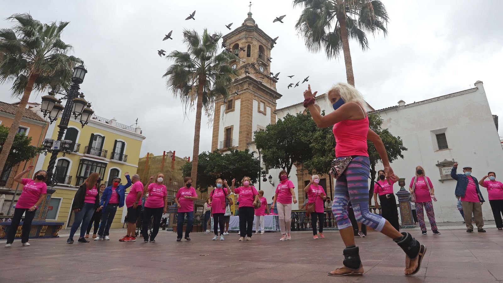 Fotos de la celebración del Día Mundial Contra el Cáncer de Mama en Algeciras