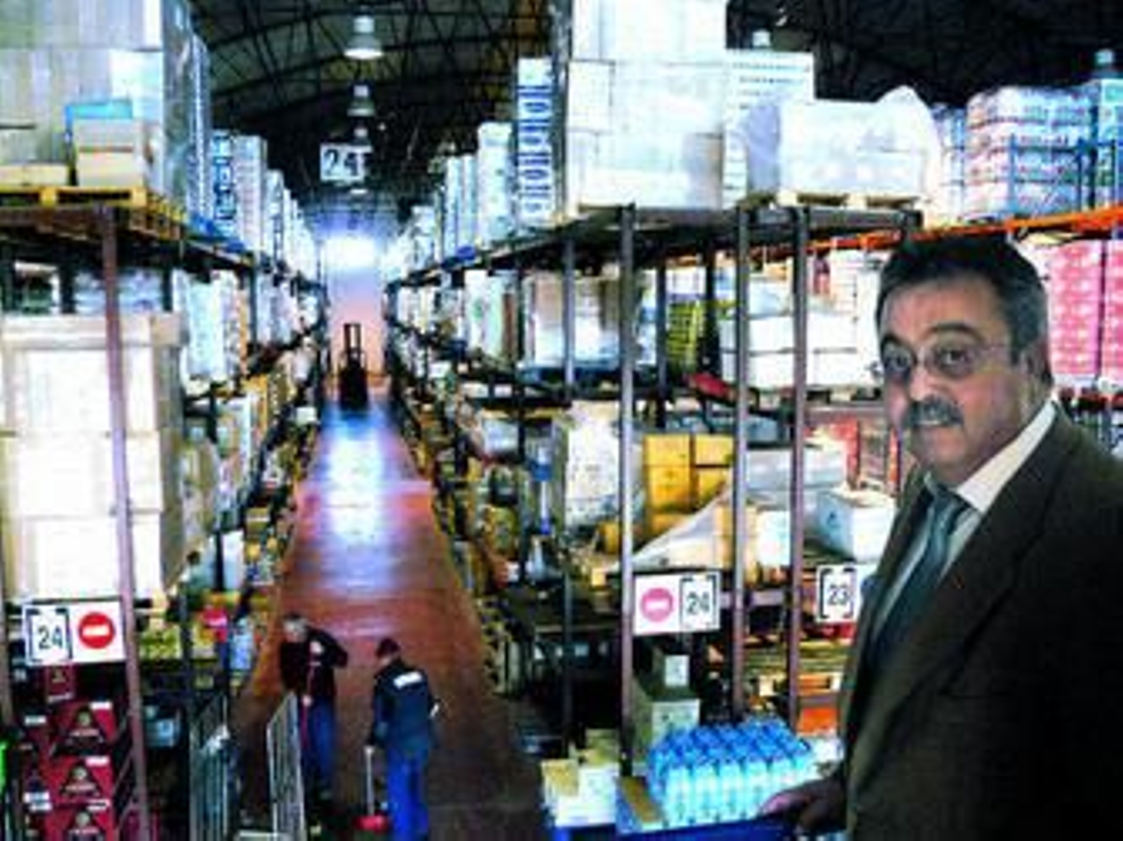 El consejero delegado del Grupo Uribe muestra uno de los almacenes que posee la empresa en Huércal-Overa.