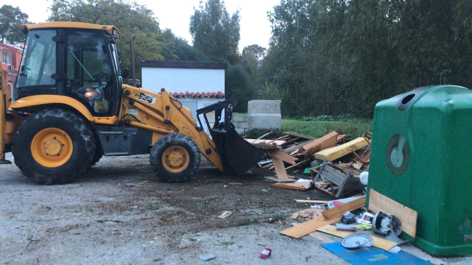 Limpieza de una escombrera en Los Barrios.
