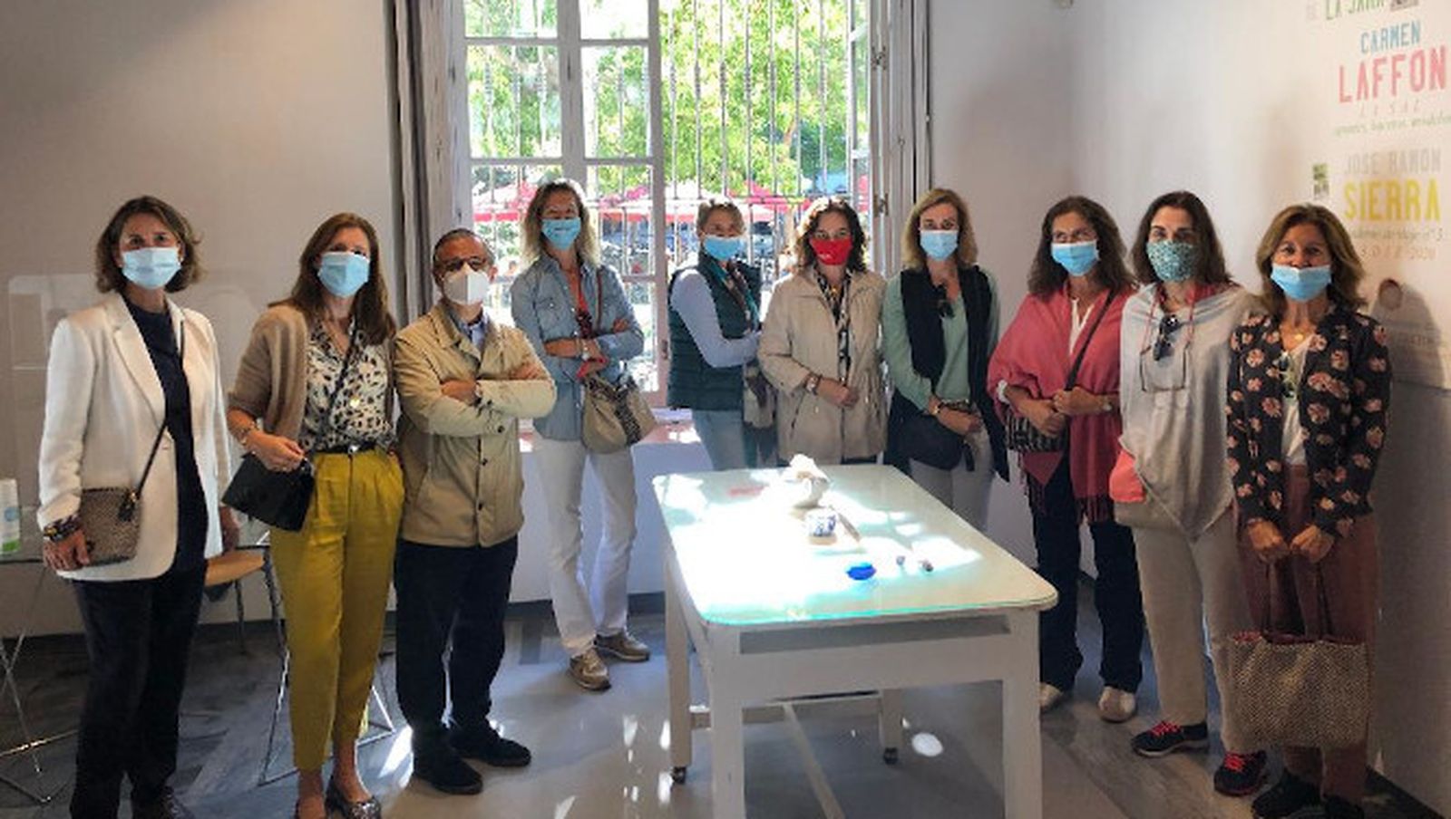 Antonia Gil-Delgado, Ana Martel, Tomás Carranza, Rocío Molina, Ana Ruiz de Alda, Verónica Lora, Rocío García, Sol López de Carrizoza, Isabel Ibarra y   Miriam González, durante la vista de la exposición de Carmen Laffón y José Ramon Sierra en el Colegio de Arquitectos de Cádiz.