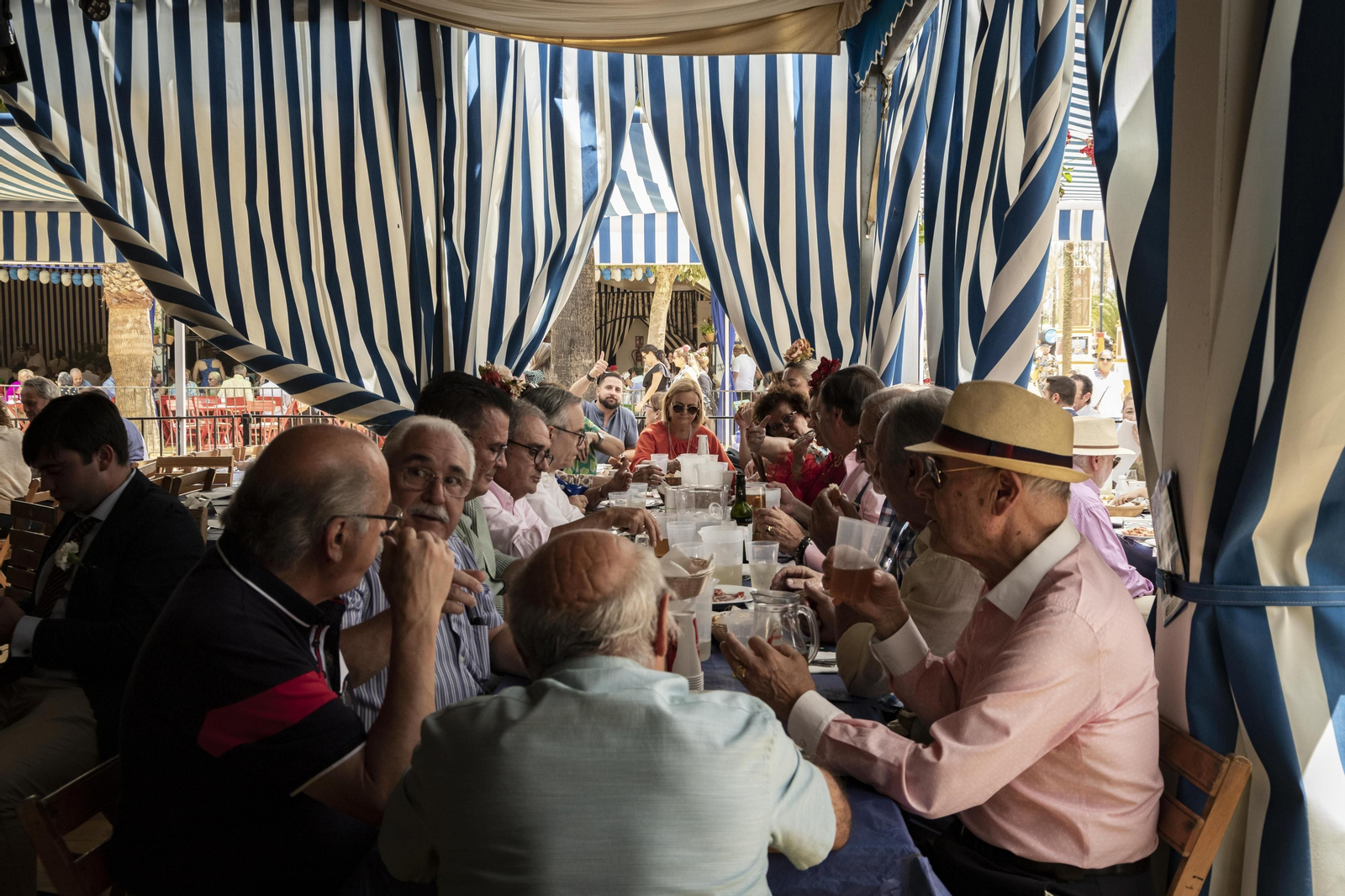 Interior de una caseta de la Feria de Jerez este lunes.