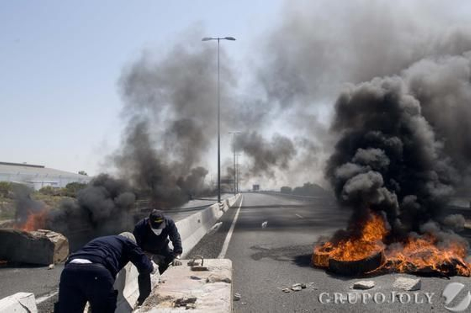 Los trabajadores de Navantia derribaron barreras y farolas y quemaron el pórtico de entrada al puente José León de Carranza.

Foto: Borja Benjumeda