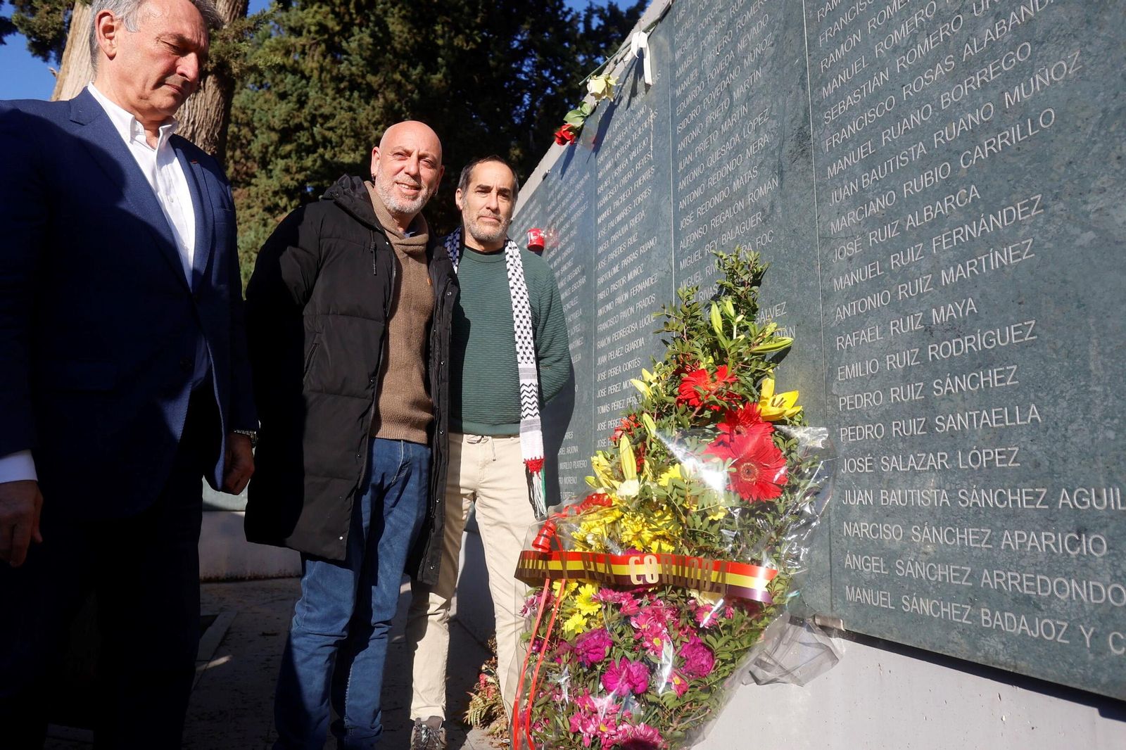 La ofrenda floral a las víctimas del franquismo con motivo del 50 aniversario del fin de la dictadura, en imágenes