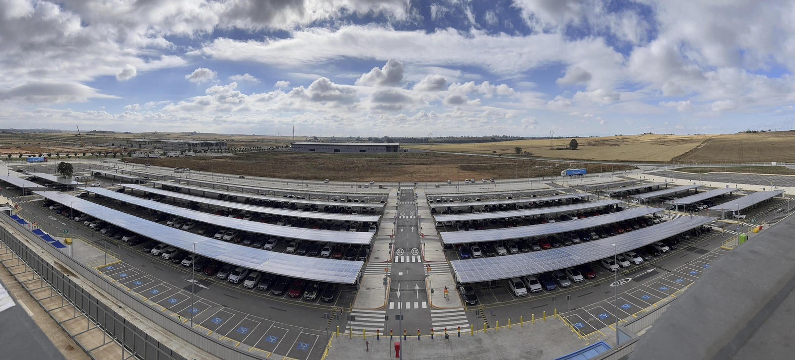 Paneles solares instalados en el aparcamiento del centro de Amazon en Dos Hermanas