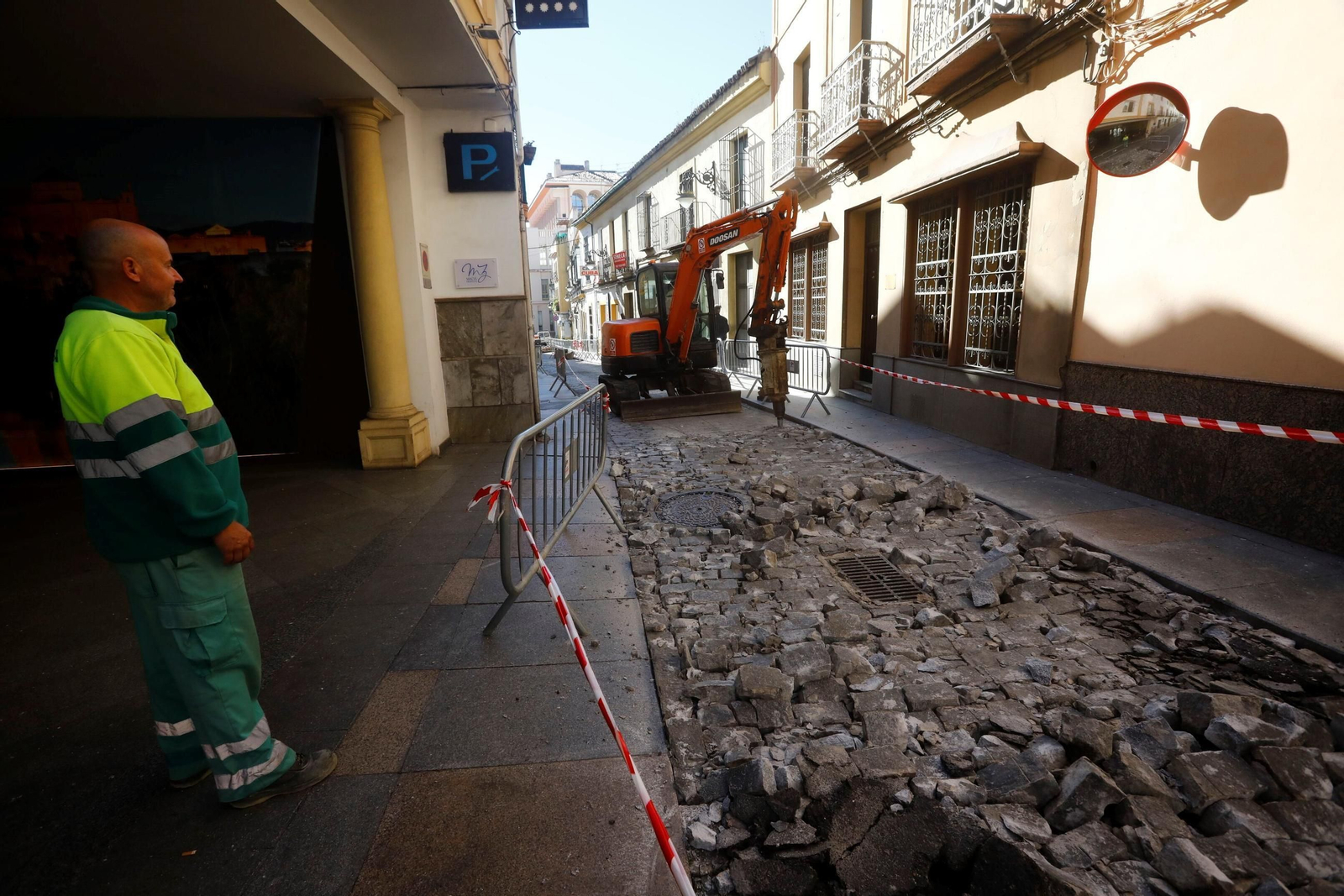 La reapertura al tráfico del primer tramo de la calle Alfaros, en imágenes