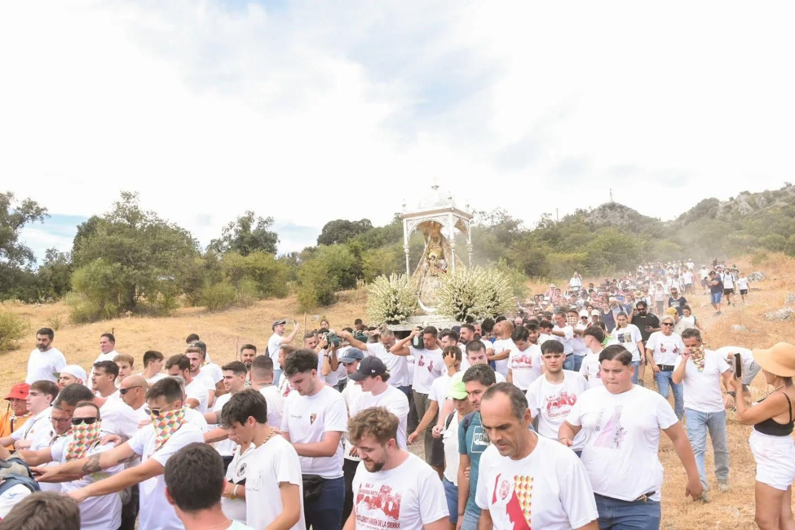 Una multitud acompaña a la Virgen de la Sierra en Cabra.