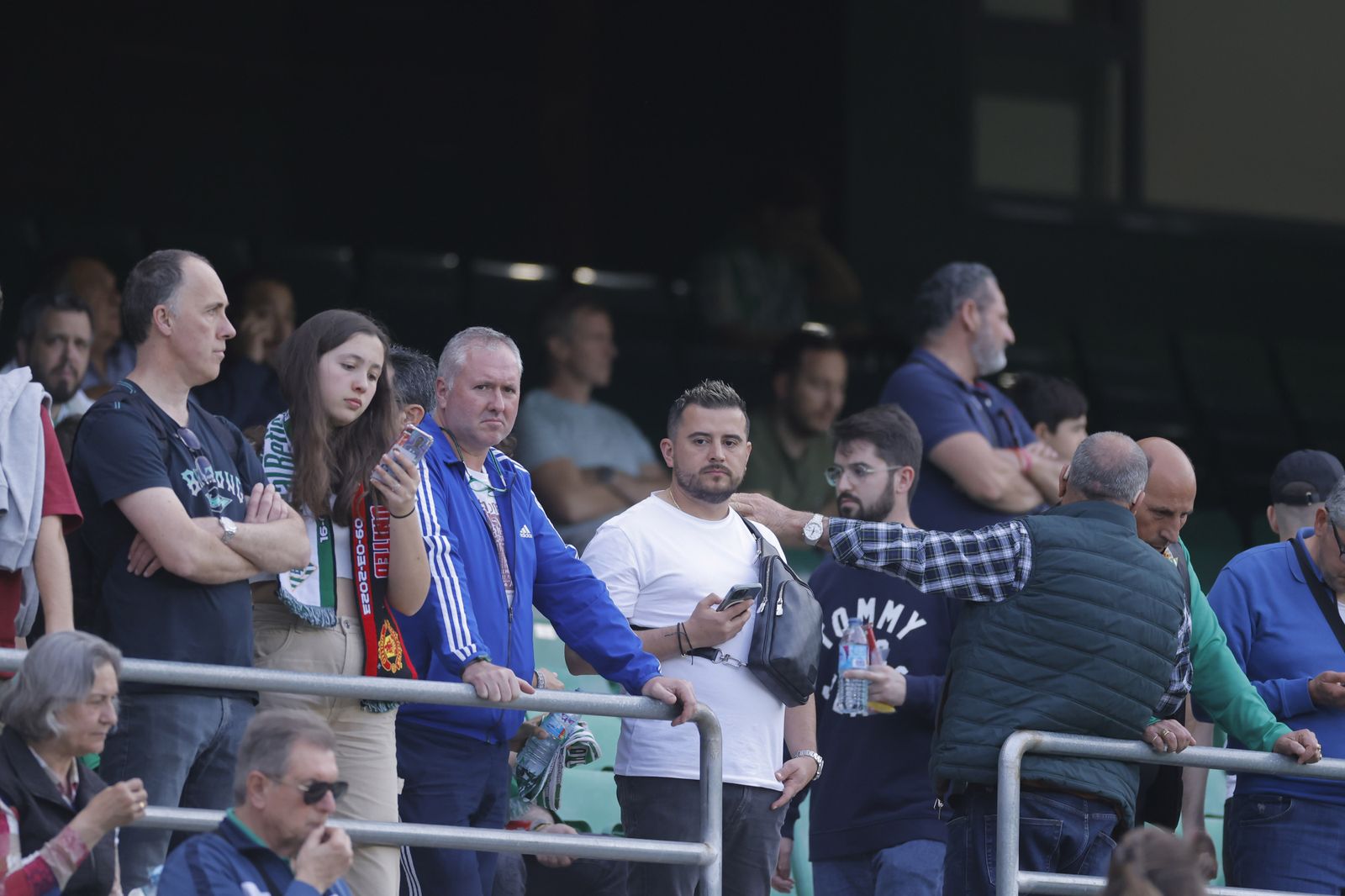 Búscate en las fotos del Betis-Manchester