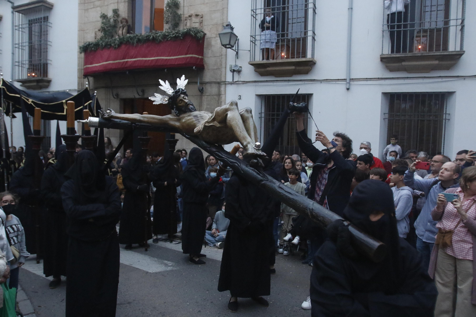 Lunes Santo en Córdoba: Las imágenes de la salida de la hermandad del Vía Crucis