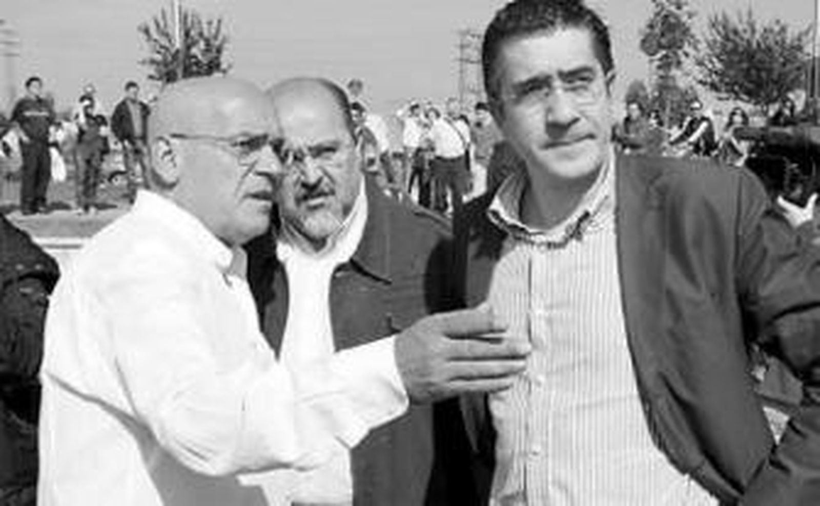 Agentes de la Ertzaintza observan la fachada de la comisaría afectada por la explosión.