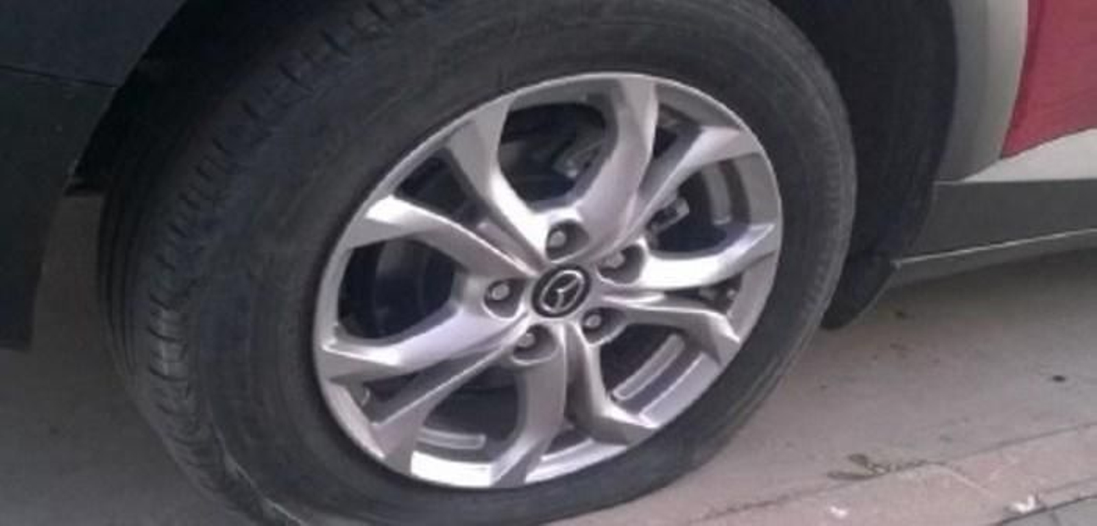 Neumático desinflado del vehículo de la concejala.