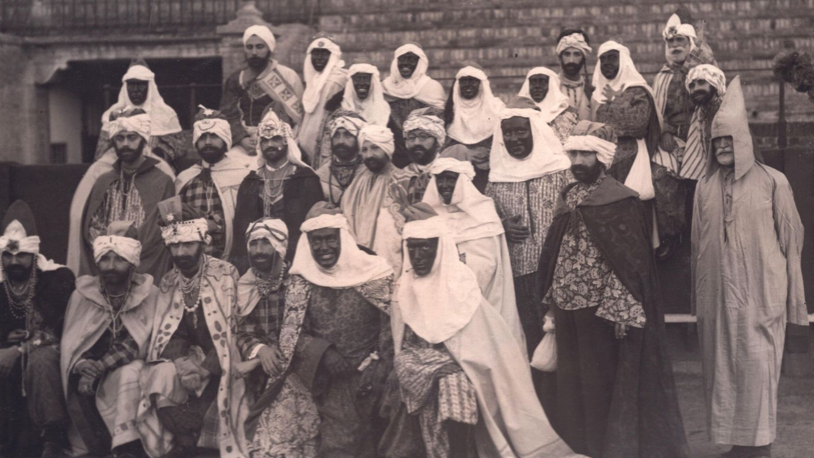 Séquito de los Reyes Magos en la Maestranza, momentos antes de salir en los años 20.