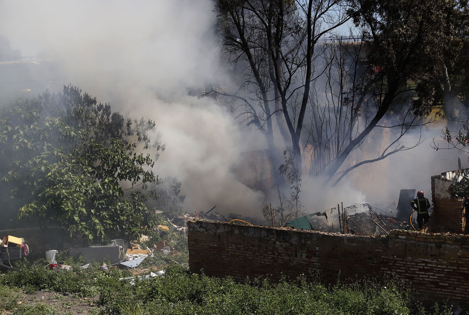 Incendio en las casas abandonadas de la calle Valverde del Camino en Huelva