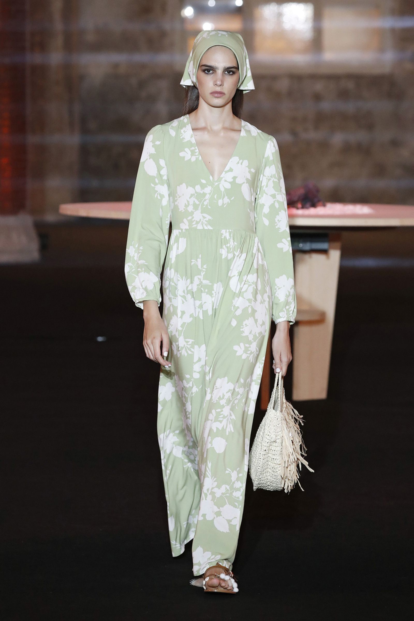 Pañuelo en la cabeza de igual tela que el vestido, de Escorpión.