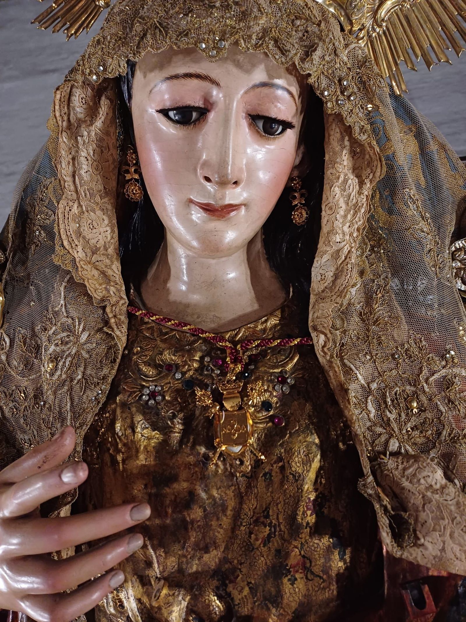 La Reina de Todos los Santos con la medalla de Sevilla