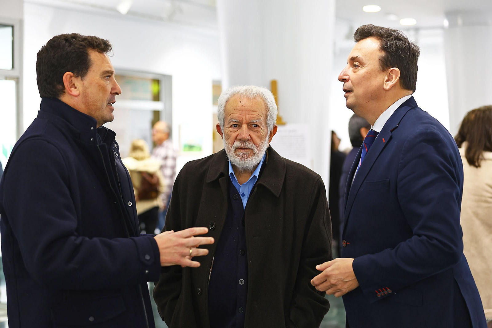 Imágenes de la inauguración de la exposición A PONIENTE en Caja Rural del Sur