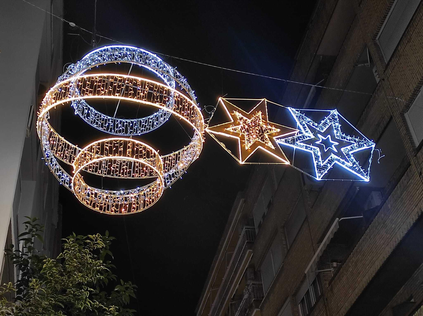 Detalle de algunas luces de Navidad en la calle Doctor Eduardo Arroyo.