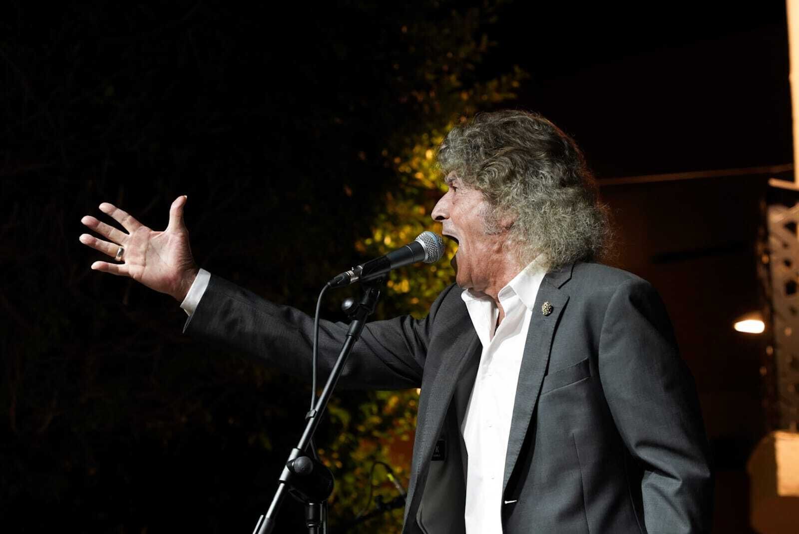 José de los Camarones durante su actuación.