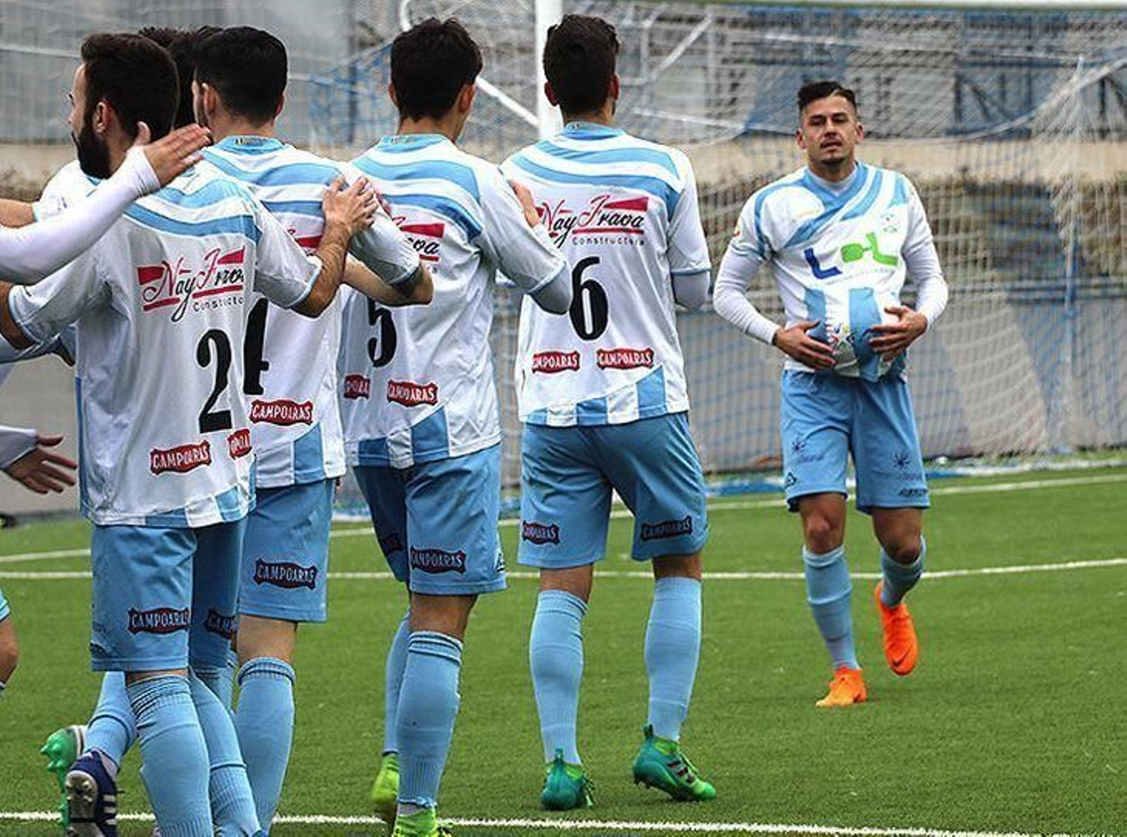 Los jugadores del Ciudad de Lucena celebran uno de sus goles ante el Espeleño.