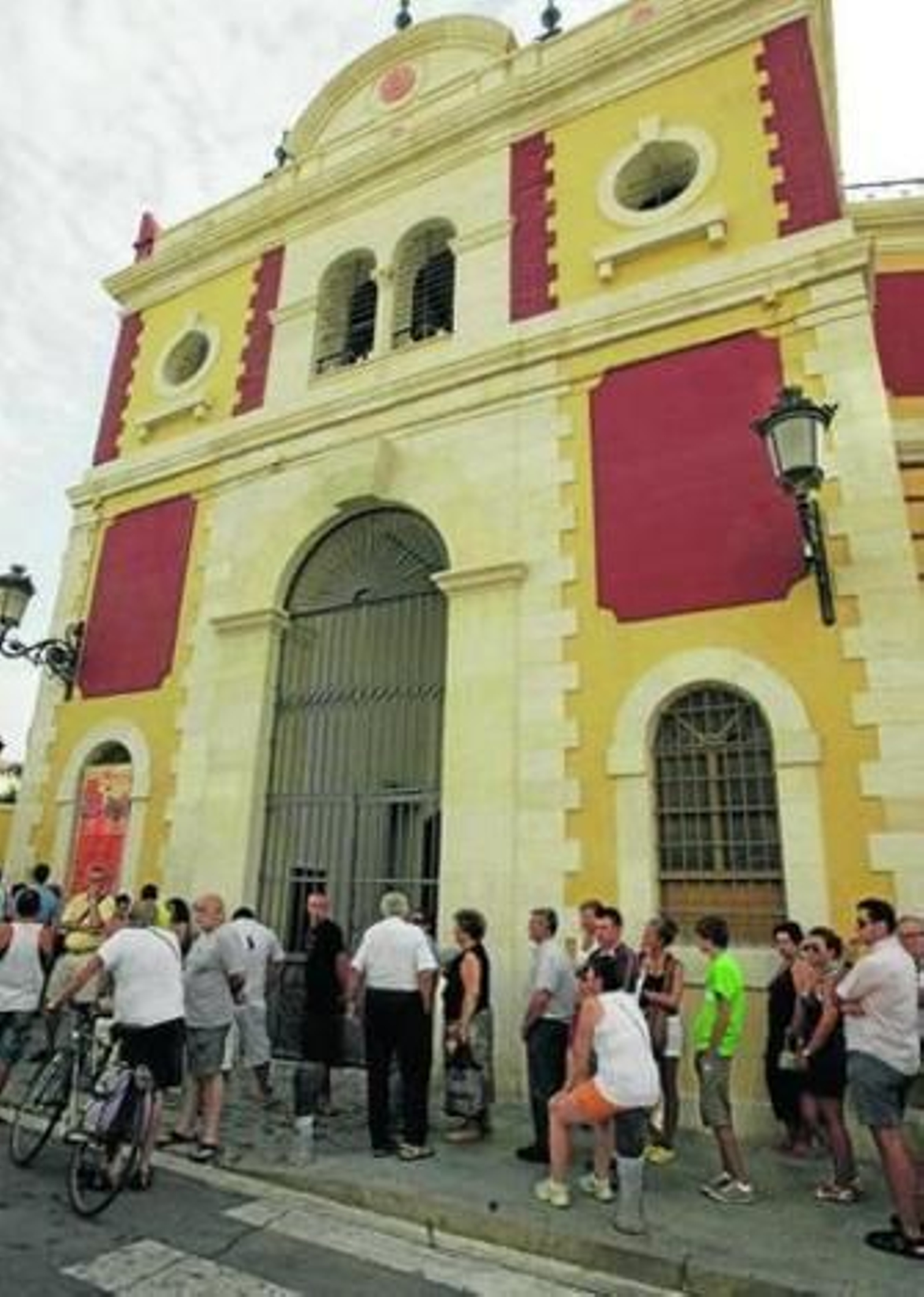 Colas en las taquillas de la Plaza de Toros de Almería.