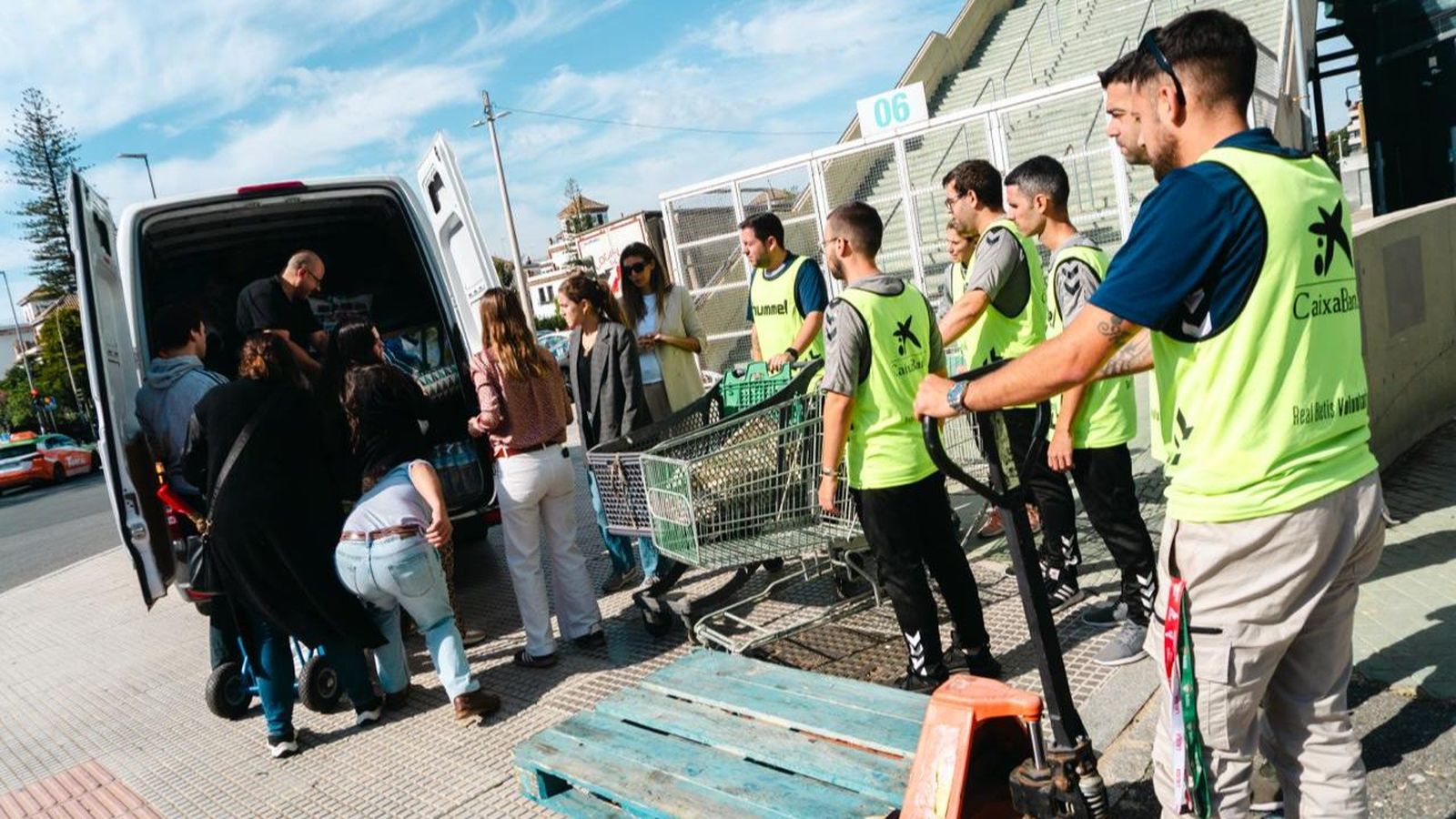 Los primeros elementos de ayuda recogidos en las instalaciones del Real Betis Balompié