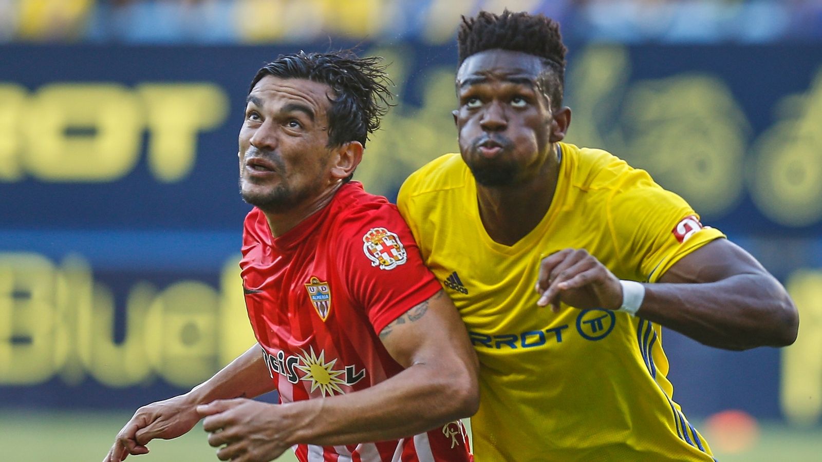 Tino Costa y Moha Traoré, hermano de Adama, en el duelo copero entre Cádiz y Almería.