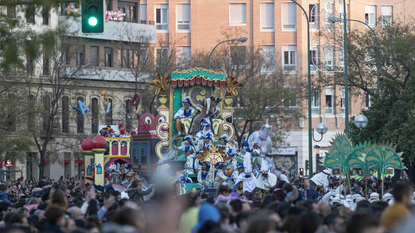 El cortejo de la Cabalgata de Reyes Magos del año 2020 a su paso por la Ronda Histórica.